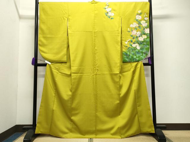 ■■■　サイズ　■■■ 身丈 166cm（肩から） 裄丈 67.5cm 袖丈 75.5cm　縫込み 2.5cm 袖幅 34cm 前幅 24cm 後幅 29.5cm 着物縫いこみ 内揚げ 1.5cm 裄 お袖側 約2cm　身頃側 約1.5cm ■■■　商品詳細　■■■ 【化繊】 状態は接写画像のように右袖に薄い汚れがございますが その他特に目立ったシミ汚れなどもなく大変良い状態です。 お安く出品致しますので、是非この機会にいかがでしょうか？※ご自身で洗濯された場合の保証はできかねます。 専門店にご相談ください。 ■■■　注意事項　■■■ ■モニター発色の具合により色合いが異なる場合がございます。 ■寸法は多少の誤差が生じる場合がございますのでご了承ください。 ■縫込みの長さが左右非対称の場合は短い部分を記載しております。 左右非対称であってもご返品・お値引き等の保証は出来かねますので、ご了承の上ご購入をお願い致します。 ■シミ等のチェックには注意を払っておりますが、見落としがある場合もございますし、個人の見解も様々ですので神経質な方のご購入はお控えください。 ■箪笥に入っておりました着物や帯なので畳みシワや匂いがあるものもございます。 ■お休みは基本的に土日祝となりますが、その他臨時でお休みする場合がございますのでご了承ください。 ■商品の発送は平日のみの発送となります。 ■夜間と土曜、日曜日はお問い合わせの回答が遅れる場合がございます。 ■当店では、お直し、紋入れ、お手入れ等は承っておりません。 ■生地の状態（ヤケ、経年劣化等）によってはサイズ直しが出来ない場合がございます。 その点もどうかご了承のうえ、ご購入をお願いいたします。 ■弊社で取り扱う商品は一点ものにつき、時期や在庫状況に応じて金額が変更となる場合がございます。 ■検針は行っておりません。予めご了承いただきますようお願いいたします。 ■【洗える着物】と記載のある商品におきましては、商品お届け後に洗濯を行ってしまってからのご返品にはご対応しかねます。 念の為、専門店でのお手入れをお願いいたします。 ■着物のサイズ目安は下記を参考ください↓ ＜女性着物＞　お端折り次第で＋5cm　−1cmが着用可能サイズ 　例）身丈170cmの場合、身長160cm〜175cm ＜男性着物＞　身丈＋約25cm〜27cm程が適応身長 　例）身丈155cmの場合、身長180〜182cm