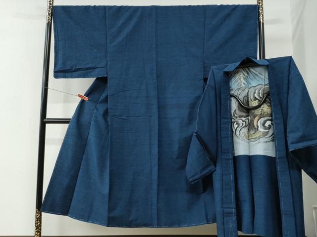 ■■■　サイズ　■■■ 【着物】 身丈 145cm（肩から） 裄丈 69.5cm 袖丈 51cm　縫込み 4cm 袖幅 35cm 前幅 27cm 後幅 30cm 着物縫いこみ 内揚げ 4cm 裄 お袖側 約5.5cm　身頃側 約4cm 【羽織】 身丈 94cm（肩から） 裄丈 71cm 袖丈 52cm　縫込み 0cm 袖幅 36cm 前幅 22cm 後幅 30cm 裄 お袖側 約4cm　身頃側 約3cm ■■■　商品詳細　■■■ 【正絹・未使用】 着物の状態は接写画像のように左袖後に薄い汚れがございますが その他特に目立ったシミ汚れなどもなく大変良い状態です。 羽織の状態は特に目立ったシミ汚れなどもなく大変良い状態です。 大変上質な逸品になります。 お安く出品致しますので、是非この機会にいかがでしょうか？ ■■■　注意事項　■■■ ■モニター発色の具合により色合いが異なる場合がございます。 ■寸法は多少の誤差が生じる場合がございますのでご了承ください。 ■縫込みの長さが左右非対称の場合は短い部分を記載しております。 左右非対称であってもご返品・お値引き等の保証は出来かねますので、ご了承の上ご購入をお願い致します。 ■シミ等のチェックには注意を払っておりますが、見落としがある場合もございますし、個人の見解も様々ですので神経質な方のご購入はお控えください。 ■箪笥に入っておりました着物や帯なので畳みシワや匂いがあるものもございます。 ■お休みは基本的に土日祝となりますが、その他臨時でお休みする場合がございますのでご了承ください。 ■商品の発送は平日のみの発送となります。 ■夜間と土曜、日曜日はお問い合わせの回答が遅れる場合がございます。 ■当店では、お直し、紋入れ、お手入れ等は承っておりません。 ■生地の状態（ヤケ、経年劣化等）によってはサイズ直しが出来ない場合がございます。 その点もどうかご了承のうえ、ご購入をお願いいたします。 ■弊社で取り扱う商品は一点ものにつき、時期や在庫状況に応じて金額が変更となる場合がございます。 ■検針は行っておりません。予めご了承いただきますようお願いいたします。 ■【洗える着物】と記載のある商品におきましては、商品お届け後に洗濯を行ってしまってからのご返品にはご対応しかねます。 念の為、専門店でのお手入れをお願いいたします。 ■着物のサイズ目安は下記を参考ください↓ ＜女性着物＞　お端折り次第で＋5cm　−1cmが着用可能サイズ 　例）身丈170cmの場合、身長160cm〜175cm ＜男性着物＞　身丈＋約25cm〜27cm程が適応身長 　例）身丈155cmの場合、身長180〜182cm