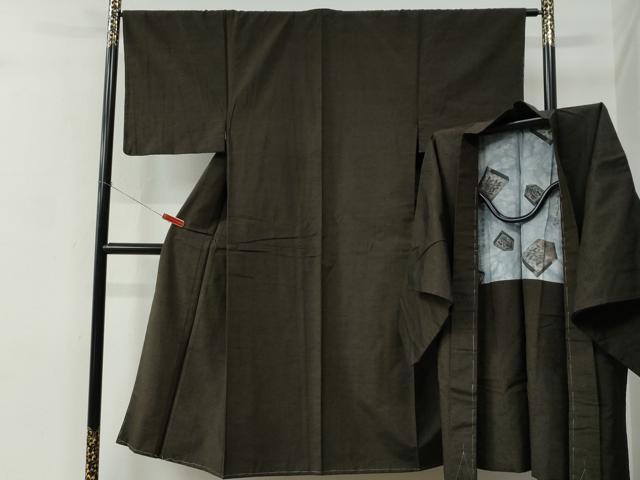 ■■■　サイズ　■■■ 【着物】 身丈 145cm（肩から） 裄丈 65cm 袖丈 49cm　縫込み 4cm 袖幅 33cm 前幅 25.5cm 後幅 30cm 着物縫いこみ 内揚げ 6cm 裄 お袖側 約5cm　身頃側 約3cm 【羽織】 身丈 90.5cm（肩から） 裄丈 65.5cm 袖丈 50cm　縫込み 0cm 袖幅 34cm 前幅 20cm 後幅 30cm 裄 お袖側 約5cm　身頃側 約4cm ■■■　商品詳細　■■■ 【正絹・未使用】 状態は特に目立ったシミ汚れなどもなく大変良い状態です。 大変上質な逸品になります。 お安く出品致しますので、是非この機会にいかがでしょうか？ ※着物のみ未使用になります。 ■■■　注意事項　■■■ ■モニター発色の具合により色合いが異なる場合がございます。 ■寸法は多少の誤差が生じる場合がございますのでご了承ください。 ■縫込みの長さが左右非対称の場合は短い部分を記載しております。 左右非対称であってもご返品・お値引き等の保証は出来かねますので、ご了承の上ご購入をお願い致します。 ■シミ等のチェックには注意を払っておりますが、見落としがある場合もございますし、個人の見解も様々ですので神経質な方のご購入はお控えください。 ■箪笥に入っておりました着物や帯なので畳みシワや匂いがあるものもございます。 ■お休みは基本的に土日祝となりますが、その他臨時でお休みする場合がございますのでご了承ください。 ■商品の発送は平日のみの発送となります。 ■夜間と土曜、日曜日はお問い合わせの回答が遅れる場合がございます。 ■当店では、お直し、紋入れ、お手入れ等は承っておりません。 ■生地の状態（ヤケ、経年劣化等）によってはサイズ直しが出来ない場合がございます。 その点もどうかご了承のうえ、ご購入をお願いいたします。 ■弊社で取り扱う商品は一点ものにつき、時期や在庫状況に応じて金額が変更となる場合がございます。 ■検針は行っておりません。予めご了承いただきますようお願いいたします。 ■【洗える着物】と記載のある商品におきましては、商品お届け後に洗濯を行ってしまってからのご返品にはご対応しかねます。 念の為、専門店でのお手入れをお願いいたします。 ■着物のサイズ目安は下記を参考ください↓ ＜女性着物＞　お端折り次第で＋5cm　−1cmが着用可能サイズ 　例）身丈170cmの場合、身長160cm〜175cm ＜男性着物＞　身丈＋約25cm〜27cm程が適応身長 　例）身丈155cmの場合、身長180〜182cm