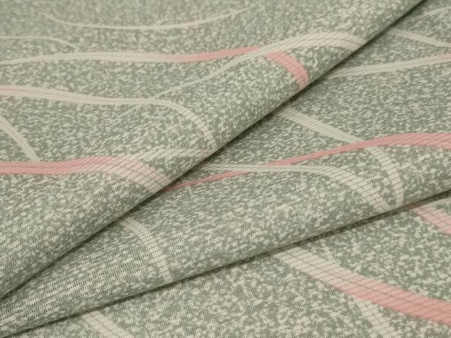 ■■■　サイズ　■■■ 身丈 160cm（肩から） 裄丈 67cm 袖丈 49.5cm　縫込み 4cm 袖幅 34cm 前幅 27.5cm 後幅 31.5cm 着物縫いこみ 内揚げ 3cm 裄 お袖側 約0cm　身頃側 約0cm ■■■　商品詳細　■■■ 【化繊】 状態は接写画像のように衿山に薄い汚れがございますが その他特に目立ったシミ汚れなどもなく大変良い状態です。 お安く出品致しますので、是非この機会にいかがでしょうか？※ご自身で洗濯された場合の保証はできかねます。 専門店にご相談ください。 ■■■　注意事項　■■■ ■モニター発色の具合により色合いが異なる場合がございます。 ■寸法は多少の誤差が生じる場合がございますのでご了承ください。 ■縫込みの長さが左右非対称の場合は短い部分を記載しております。 左右非対称であってもご返品・お値引き等の保証は出来かねますので、ご了承の上ご購入をお願い致します。 ■シミ等のチェックには注意を払っておりますが、見落としがある場合もございますし、個人の見解も様々ですので神経質な方のご購入はお控えください。 ■箪笥に入っておりました着物や帯なので畳みシワや匂いがあるものもございます。 ■お休みは基本的に土日祝となりますが、その他臨時でお休みする場合がございますのでご了承ください。 ■商品の発送は平日のみの発送となります。 ■夜間と土曜、日曜日はお問い合わせの回答が遅れる場合がございます。 ■当店では、お直し、紋入れ、お手入れ等は承っておりません。 ■生地の状態（ヤケ、経年劣化等）によってはサイズ直しが出来ない場合がございます。 その点もどうかご了承のうえ、ご購入をお願いいたします。 ■弊社で取り扱う商品は一点ものにつき、時期や在庫状況に応じて金額が変更となる場合がございます。 ■検針は行っておりません。予めご了承いただきますようお願いいたします。 ■【洗える着物】と記載のある商品におきましては、商品お届け後に洗濯を行ってしまってからのご返品にはご対応しかねます。 念の為、専門店でのお手入れをお願いいたします。 ■着物のサイズ目安は下記を参考ください↓ ＜女性着物＞　お端折り次第で＋5cm　−1cmが着用可能サイズ 　例）身丈170cmの場合、身長160cm〜175cm ＜男性着物＞　身丈＋約25cm〜27cm程が適応身長 　例）身丈155cmの場合、身長180〜182cm