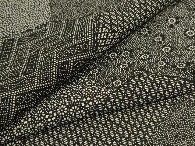 ■■■　サイズ　■■■ 身丈 154.5cm（肩から） 裄丈 64cm 袖丈 48.5cm　縫込み 2.5cm 袖幅 32cm 前幅 23.5cm 後幅 31.5cm 着物縫いこみ 内揚げ 0cm 裄 お袖側 約3cm　身頃側 約2cm ■■■　商品詳細　■■■ 【正絹】 状態は接写画像のように衿裏に薄い汚れがございますが その他特に目立ったシミ汚れなどもなく大変良い状態です。 大変上質な逸品になります。 お安く出品致しますので、是非この機会にいかがでしょうか？ ■■■　注意事項　■■■ ■モニター発色の具合により色合いが異なる場合がございます。 ■寸法は多少の誤差が生じる場合がございますのでご了承ください。 ■縫込みの長さが左右非対称の場合は短い部分を記載しております。 左右非対称であってもご返品・お値引き等の保証は出来かねますので、ご了承の上ご購入をお願い致します。 ■シミ等のチェックには注意を払っておりますが、見落としがある場合もございますし、個人の見解も様々ですので神経質な方のご購入はお控えください。 ■箪笥に入っておりました着物や帯なので畳みシワや匂いがあるものもございます。 ■お休みは基本的に土日祝となりますが、その他臨時でお休みする場合がございますのでご了承ください。 ■商品の発送は平日のみの発送となります。 ■夜間と土曜、日曜日はお問い合わせの回答が遅れる場合がございます。 ■当店では、お直し、紋入れ、お手入れ等は承っておりません。 ■生地の状態（ヤケ、経年劣化等）によってはサイズ直しが出来ない場合がございます。 その点もどうかご了承のうえ、ご購入をお願いいたします。 ■弊社で取り扱う商品は一点ものにつき、時期や在庫状況に応じて金額が変更となる場合がございます。 ■検針は行っておりません。予めご了承いただきますようお願いいたします。 ■【洗える着物】と記載のある商品におきましては、商品お届け後に洗濯を行ってしまってからのご返品にはご対応しかねます。 念の為、専門店でのお手入れをお願いいたします。 ■着物のサイズ目安は下記を参考ください↓ ＜女性着物＞　お端折り次第で＋5cm　−1cmが着用可能サイズ 　例）身丈170cmの場合、身長160cm〜175cm ＜男性着物＞　身丈＋約25cm〜27cm程が適応身長 　例）身丈155cmの場合、身長180〜182cm