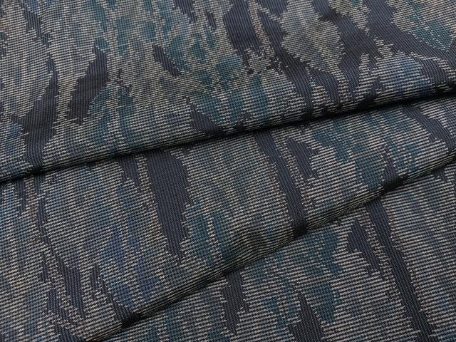 ■■■　サイズ　■■■ 身丈 165cm（肩から） 裄丈 62.5cm 袖丈 47.5cm　縫込み 2cm 袖幅 32cm 前幅 22.5cm 後幅 28cm 着物縫いこみ 内揚げ 0cm 裄 お袖側 約2cm　身頃側 約3.5cm ■■■　商品詳細　■■■ 【正絹・未使用】 状態は接写画像のように胴裏にホックシミがございますがその他特に目立ったシミ汚れなどもなく大変良い状態です。 大変上質な逸品になります。 お安く出品致しますので、是非この機会にいかがでしょうか？ ■■■　注意事項　■■■ ■モニター発色の具合により色合いが異なる場合がございます。 ■寸法は多少の誤差が生じる場合がございますのでご了承ください。 ■縫込みの長さが左右非対称の場合は短い部分を記載しております。 左右非対称であってもご返品・お値引き等の保証は出来かねますので、ご了承の上ご購入をお願い致します。 ■シミ等のチェックには注意を払っておりますが、見落としがある場合もございますし、個人の見解も様々ですので神経質な方のご購入はお控えください。 ■箪笥に入っておりました着物や帯なので畳みシワや匂いがあるものもございます。 ■お休みは基本的に土日祝となりますが、その他臨時でお休みする場合がございますのでご了承ください。 ■商品の発送は平日のみの発送となります。 ■夜間と土曜、日曜日はお問い合わせの回答が遅れる場合がございます。 ■当店では、お直し、紋入れ、お手入れ等は承っておりません。 ■生地の状態（ヤケ、経年劣化等）によってはサイズ直しが出来ない場合がございます。 その点もどうかご了承のうえ、ご購入をお願いいたします。 ■弊社で取り扱う商品は一点ものにつき、時期や在庫状況に応じて金額が変更となる場合がございます。 ■検針は行っておりません。予めご了承いただきますようお願いいたします。 ■【洗える着物】と記載のある商品におきましては、商品お届け後に洗濯を行ってしまってからのご返品にはご対応しかねます。 念の為、専門店でのお手入れをお願いいたします。 ■着物のサイズ目安は下記を参考ください↓ ＜女性着物＞　お端折り次第で＋5cm　−1cmが着用可能サイズ 　例）身丈170cmの場合、身長160cm〜175cm ＜男性着物＞　身丈＋約25cm〜27cm程が適応身長 　例）身丈155cmの場合、身長180〜182cm