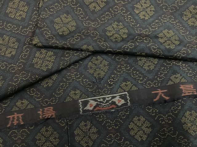 ■■■　サイズ　■■■ 身丈 156cm（肩から） 裄丈 64.5cm 袖丈 46.5cm　縫込み 1cm 袖幅 32cm 前幅 25.5cm 後幅 29cm 着物縫いこみ 内揚げ 0cm 裄 お袖側 約3cm　身頃側 約2.5cm ■■■　商品詳細　■■■ 【正絹】 状態は接写画像のように衿裏・胴裏に汚れがございますが その他特に目立ったシミ汚れなどもなく大変良い状態です。 大変上質な逸品になります。 お安く出品致しますので、是非この機会にいかがでしょうか？ ■■■　注意事項　■■■ ■モニター発色の具合により色合いが異なる場合がございます。 ■寸法は多少の誤差が生じる場合がございますのでご了承ください。 ■縫込みの長さが左右非対称の場合は短い部分を記載しております。 左右非対称であってもご返品・お値引き等の保証は出来かねますので、ご了承の上ご購入をお願い致します。 ■シミ等のチェックには注意を払っておりますが、見落としがある場合もございますし、個人の見解も様々ですので神経質な方のご購入はお控えください。 ■箪笥に入っておりました着物や帯なので畳みシワや匂いがあるものもございます。 ■お休みは基本的に土日祝となりますが、その他臨時でお休みする場合がございますのでご了承ください。 ■商品の発送は平日のみの発送となります。 ■夜間と土曜、日曜日はお問い合わせの回答が遅れる場合がございます。 ■当店では、お直し、紋入れ、お手入れ等は承っておりません。 ■生地の状態（ヤケ、経年劣化等）によってはサイズ直しが出来ない場合がございます。 その点もどうかご了承のうえ、ご購入をお願いいたします。 ■弊社で取り扱う商品は一点ものにつき、時期や在庫状況に応じて金額が変更となる場合がございます。 ■検針は行っておりません。予めご了承いただきますようお願いいたします。 ■【洗える着物】と記載のある商品におきましては、商品お届け後に洗濯を行ってしまってからのご返品にはご対応しかねます。 念の為、専門店でのお手入れをお願いいたします。 ■着物のサイズ目安は下記を参考ください↓ ＜女性着物＞　お端折り次第で＋5cm　−1cmが着用可能サイズ 　例）身丈170cmの場合、身長160cm〜175cm ＜男性着物＞　身丈＋約25cm〜27cm程が適応身長 　例）身丈155cmの場合、身長180〜182cm