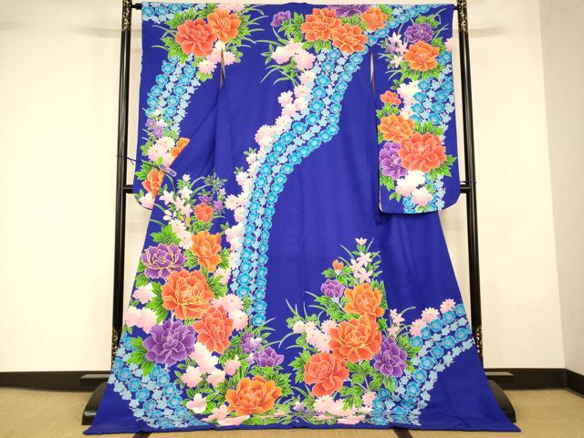 ■■■　サイズ　■■■ 身丈 181cm（肩から） 裄丈 63cm 袖丈 88cm　縫込み 3.5cm 袖幅 31cm 前幅 25.5cm 後幅 31cm 着物縫いこみ 内揚げ 0cm 裄 お袖側 約1cm　身頃側 約1cm ■■■　商品詳細　■■■ 【化繊・ふき綿仕立て・比翼仕立て・バチ衿】 状態は接写画像のようにふき綿部分・表地・袖口・胴裏・右袖前に薄い汚れ、後身頃に糸解けがございますが その他特に目立ったシミ汚れなどもなく大変良い状態です。 大変上質な逸品になります。 お安く出品致しますので、是非この機会にいかがでしょうか？ ■■■　注意事項　■■■ ■モニター発色の具合により色合いが異なる場合がございます。 ■寸法は多少の誤差が生じる場合がございますのでご了承ください。 ■縫込みの長さが左右非対称の場合は短い部分を記載しております。 左右非対称であってもご返品・お値引き等の保証は出来かねますので、ご了承の上ご購入をお願い致します。 ■シミ等のチェックには注意を払っておりますが、見落としがある場合もございますし、個人の見解も様々ですので神経質な方のご購入はお控えください。 ■箪笥に入っておりました着物や帯なので畳みシワや匂いがあるものもございます。 ■お休みは基本的に土日祝となりますが、その他臨時でお休みする場合がございますのでご了承ください。 ■商品の発送は平日のみの発送となります。 ■夜間と土曜、日曜日はお問い合わせの回答が遅れる場合がございます。 ■当店では、お直し、紋入れ、お手入れ等は承っておりません。 ■生地の状態（ヤケ、経年劣化等）によってはサイズ直しが出来ない場合がございます。 その点もどうかご了承のうえ、ご購入をお願いいたします。 ■弊社で取り扱う商品は一点ものにつき、時期や在庫状況に応じて金額が変更となる場合がございます。 ■検針は行っておりません。予めご了承いただきますようお願いいたします。 ■【洗える着物】と記載のある商品におきましては、商品お届け後に洗濯を行ってしまってからのご返品にはご対応しかねます。 念の為、専門店でのお手入れをお願いいたします。 ■写真に写っている物が全てになります。それ以外の付属品はございませんのでご了承ください。 ■状態に関する写真につきましては、掲載可能な写真枚数に限りがあるため、各箇所につき1枚参考画像を掲載しております。 ■着物のサイズ目安は下記を参考ください↓ ＜女性着物＞　お端折り次第で＋5cm　−1cmが着用可能サイズ 　例）身丈170cmの場合、身長160cm〜175cm ＜男性着物＞　身丈＋約25cm〜27cm程が適応身長 　例）身丈155cmの場合、身長180〜182cm