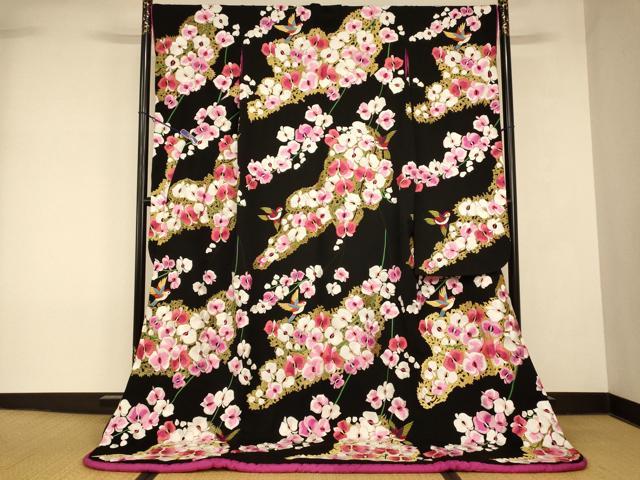 ■■■　サイズ　■■■ 身丈 194.5cm（肩から） 裄丈 66cm 袖丈 106.5cm　縫込み 1.5cm 袖幅 35.5cm 前幅 28cm 後幅 31.5cm 着物縫いこみ 内揚げ 0cm 裄 お袖側 約0cm　身頃側 約1cm ■■■　商品詳細　■■■ 【正絹・ふき綿仕立て】 状態は接写画像のように右袖後に薄い汚れがございますが その他特に目立ったシミ汚れなどもなく大変良い状態です。 大変上質な逸品になります。 お安く出品致しますので、是非この機会にいかがでしょうか？ ■■■　注意事項　■■■ ■モニター発色の具合により色合いが異なる場合がございます。 ■寸法は多少の誤差が生じる場合がございますのでご了承ください。 ■縫込みの長さが左右非対称の場合は短い部分を記載しております。 左右非対称であってもご返品・お値引き等の保証は出来かねますので、ご了承の上ご購入をお願い致します。 ■シミ等のチェックには注意を払っておりますが、見落としがある場合もございますし、個人の見解も様々ですので神経質な方のご購入はお控えください。 ■箪笥に入っておりました着物や帯なので畳みシワや匂いがあるものもございます。 ■お休みは基本的に土日祝となりますが、その他臨時でお休みする場合がございますのでご了承ください。 ■商品の発送は平日のみの発送となります。 ■夜間と土曜、日曜日はお問い合わせの回答が遅れる場合がございます。 ■当店では、お直し、紋入れ、お手入れ等は承っておりません。 ■生地の状態（ヤケ、経年劣化等）によってはサイズ直しが出来ない場合がございます。 その点もどうかご了承のうえ、ご購入をお願いいたします。 ■弊社で取り扱う商品は一点ものにつき、時期や在庫状況に応じて金額が変更となる場合がございます。 ■検針は行っておりません。予めご了承いただきますようお願いいたします。 ■【洗える着物】と記載のある商品におきましては、商品お届け後に洗濯を行ってしまってからのご返品にはご対応しかねます。 念の為、専門店でのお手入れをお願いいたします。 ■写真に写っている物が全てになります。それ以外の付属品はございませんのでご了承ください。 ■状態に関する写真につきましては、掲載可能な写真枚数に限りがあるため、各箇所につき1枚参考画像を掲載しております。 ■着物のサイズ目安は下記を参考ください↓ ＜女性着物＞　お端折り次第で＋5cm　−1cmが着用可能サイズ 　例）身丈170cmの場合、身長160cm〜175cm ＜男性着物＞　身丈＋約25cm〜27cm程が適応身長 　例）身丈155cmの場合、身長180〜182cm
