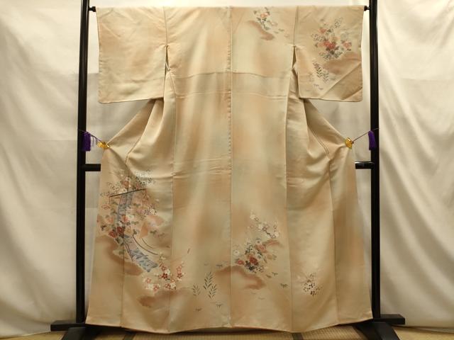 ■■■　サイズ　■■■ 身丈 156cm（肩から） 裄丈 65.5cm 袖丈 46.5cm　縫込み 6.5cm 袖幅 32.5cm 前幅 23cm 後幅 29.5cm 着物縫いこみ 内揚げ 6.5cm 裄 お袖側 約2cm　身頃側 約2cm ■■■　商品詳細　■■■ 【正絹・一つ紋】 状態は画像を添付しておりますので、そちらをご確認下さいますよう宜しくお願い致します。 大変上質な逸品になります。 お安く出品致しますので、是非この機会にいかがでしょうか？ ■■■　注意事項　■■■ ■モニター発色の具合により色合いが異なる場合がございます。 ■寸法は多少の誤差が生じる場合がございますのでご了承ください。 ■縫込みの長さが左右非対称の場合は短い部分を記載しております。 左右非対称であってもご返品・お値引き等の保証は出来かねますので、ご了承の上ご購入をお願い致します。 ■シミ等のチェックには注意を払っておりますが、見落としがある場合もございますし、個人の見解も様々ですので神経質な方のご購入はお控えください。 ■箪笥に入っておりました着物や帯なので畳みシワや匂いがあるものもございます。 ■お休みは基本的に土日祝となりますが、その他臨時でお休みする場合がございますのでご了承ください。 ■商品の発送は平日のみの発送となります。 ■夜間と土曜、日曜日はお問い合わせの回答が遅れる場合がございます。 ■当店では、お直し、紋入れ、お手入れ等は承っておりません。 ■生地の状態（ヤケ、経年劣化等）によってはサイズ直しが出来ない場合がございます。 その点もどうかご了承のうえ、ご購入をお願いいたします。 ■弊社で取り扱う商品は一点ものにつき、時期や在庫状況に応じて金額が変更となる場合がございます。 ■検針は行っておりません。予めご了承いただきますようお願いいたします。 ■【洗える着物】と記載のある商品におきましては、商品お届け後に洗濯を行ってしまってからのご返品にはご対応しかねます。 念の為、専門店でのお手入れをお願いいたします。 ■写真に写っている物が全てになります。それ以外の付属品はございませんのでご了承ください。 ■状態に関する写真につきましては、掲載可能な写真枚数に限りがあるため、各箇所につき1枚参考画像を掲載しております。 ■着物のサイズ目安は下記を参考ください↓ ＜女性着物＞　お端折り次第で＋5cm　−1cmが着用可能サイズ 　例）身丈170cmの場合、身長160cm〜175cm ＜男性着物＞　身丈＋約25cm〜27cm程が適応身長 　例）身丈155cmの場合、身長180〜182cm
