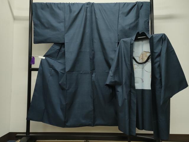 ■■■　サイズ　■■■ 【着物】 身丈 144.5cm（肩から） 裄丈 73cm 袖丈 48.5cm　縫込み 4cm 袖幅 37.5cm 前幅 27cm 後幅 32.5cm 着物縫いこみ 内揚げ 7.5cm 裄 お袖側 約3cm　身頃側 約2.5cm 【羽織】 身丈 93.5cm（肩から） 裄丈 73.5cm 袖丈 48.5cm　縫込み 5cm 袖幅 37cm 前幅 20cm 後幅 31.5cm 裄 お袖側 約3cm　身頃側 約2.5cm ■■■　商品詳細　■■■ 【正絹】 着物の状態は接写画像のように胴裏に薄い汚れがございますが その他表地は特に目立ったシミ汚れなどもなく大変良い状態です。 羽織の状態は接写画像のように羽裏に薄い汚れがございますが その他表地は特に目立ったシミ汚れなどもなく大変良い状態です。 大変上質な逸品になります。 お安く出品致しますので、是非この機会にいかがでしょうか？ ■■■　注意事項　■■■ ■モニター発色の具合により色合いが異なる場合がございます。 ■寸法は多少の誤差が生じる場合がございますのでご了承ください。 ■縫込みの長さが左右非対称の場合は短い部分を記載しております。 左右非対称であってもご返品・お値引き等の保証は出来かねますので、ご了承の上ご購入をお願い致します。 ■シミ等のチェックには注意を払っておりますが、見落としがある場合もございますし、個人の見解も様々ですので神経質な方のご購入はお控えください。 ■箪笥に入っておりました着物や帯なので畳みシワや匂いがあるものもございます。 ■お休みは基本的に土日祝となりますが、その他臨時でお休みする場合がございますのでご了承ください。 ■商品の発送は平日のみの発送となります。 ■夜間と土曜、日曜日はお問い合わせの回答が遅れる場合がございます。 ■当店では、お直し、紋入れ、お手入れ等は承っておりません。 ■生地の状態（ヤケ、経年劣化等）によってはサイズ直しが出来ない場合がございます。 その点もどうかご了承のうえ、ご購入をお願いいたします。 ■弊社で取り扱う商品は一点ものにつき、時期や在庫状況に応じて金額が変更となる場合がございます。 ■検針は行っておりません。予めご了承いただきますようお願いいたします。 ■【洗える着物】と記載のある商品におきましては、商品お届け後に洗濯を行ってしまってからのご返品にはご対応しかねます。 念の為、専門店でのお手入れをお願いいたします。 ■写真に写っている物が全てになります。それ以外の付属品はございませんのでご了承ください。 ■状態に関する写真につきましては、掲載可能な写真枚数に限りがあるため、各箇所につき1枚参考画像を掲載しております。 ■着物のサイズ目安は下記を参考ください↓ ＜女性着物＞　お端折り次第で＋5cm　−1cmが着用可能サイズ 　例）身丈170cmの場合、身長160cm〜175cm ＜男性着物＞　身丈＋約25cm〜27cm程が適応身長 　例）身丈155cmの場合、身長180〜182cm