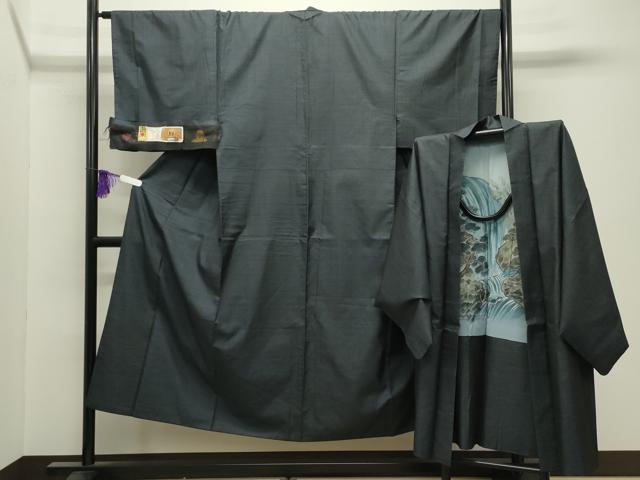 ■■■　サイズ　■■■ 【着物】 身丈 146cm（肩から） 裄丈 67.5cm 袖丈 49cm　縫込み 4.5cm 袖幅 34.5cm 前幅 26.5cm 後幅 30cm 着物縫いこみ 内揚げ 4.5cm 裄 お袖側 約5cm　身頃側 約1cm 【羽織】 身丈 94cm（肩から） 裄丈 69cm 袖丈 49cm　縫込み 5.5cm 袖幅 35cm 前幅 21.5cm 後幅 30cm 裄 お袖側 約1cm　身頃側 約0cm ■■■　商品詳細　■■■ 【正絹】 着物の状態は接写画像のように衿裏に薄い汚れがございますが その他表地は特に目立ったシミ汚れなどもなく大変良い状態です。 羽織の状態は特に目立ったシミ汚れなどもなく大変良い状態です。 大変上質な逸品になります。 お安く出品致しますので、是非この機会にいかがでしょうか？ ■■■　注意事項　■■■ ■モニター発色の具合により色合いが異なる場合がございます。 ■寸法は多少の誤差が生じる場合がございますのでご了承ください。 ■縫込みの長さが左右非対称の場合は短い部分を記載しております。 左右非対称であってもご返品・お値引き等の保証は出来かねますので、ご了承の上ご購入をお願い致します。 ■シミ等のチェックには注意を払っておりますが、見落としがある場合もございますし、個人の見解も様々ですので神経質な方のご購入はお控えください。 ■箪笥に入っておりました着物や帯なので畳みシワや匂いがあるものもございます。 ■お休みは基本的に土日祝となりますが、その他臨時でお休みする場合がございますのでご了承ください。 ■商品の発送は平日のみの発送となります。 ■夜間と土曜、日曜日はお問い合わせの回答が遅れる場合がございます。 ■当店では、お直し、紋入れ、お手入れ等は承っておりません。 ■生地の状態（ヤケ、経年劣化等）によってはサイズ直しが出来ない場合がございます。 その点もどうかご了承のうえ、ご購入をお願いいたします。 ■弊社で取り扱う商品は一点ものにつき、時期や在庫状況に応じて金額が変更となる場合がございます。 ■検針は行っておりません。予めご了承いただきますようお願いいたします。 ■【洗える着物】と記載のある商品におきましては、商品お届け後に洗濯を行ってしまってからのご返品にはご対応しかねます。 念の為、専門店でのお手入れをお願いいたします。 ■写真に写っている物が全てになります。それ以外の付属品はございませんのでご了承ください。 ■状態に関する写真につきましては、掲載可能な写真枚数に限りがあるため、各箇所につき1枚参考画像を掲載しております。 ■着物のサイズ目安は下記を参考ください↓ ＜女性着物＞　お端折り次第で＋5cm　−1cmが着用可能サイズ 　例）身丈170cmの場合、身長160cm〜175cm ＜男性着物＞　身丈＋約25cm〜27cm程が適応身長 　例）身丈155cmの場合、身長180〜182cm