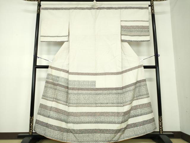 ■■■　サイズ　■■■ 身丈 159.5cm（肩から） 裄丈 66.5cm 袖丈 48.5cm　縫込み 3cm 袖幅 34cm 前幅 25cm 後幅 30.5cm 着物縫いこみ 内揚げ 5.5cm 裄 お袖側 約1.5cm　身頃側 約1.5cm ■■■　商品詳細　■■■ 【正絹】 状態は特に目立ったシミ汚れなどもなく大変良い状態です。 大変上質な逸品になります。 お安く出品致しますので、是非この機会にいかがでしょうか？ ■■■　注意事項　■■■ ■モニター発色の具合により色合いが異なる場合がございます。 ■寸法は多少の誤差が生じる場合がございますのでご了承ください。 ■縫込みの長さが左右非対称の場合は短い部分を記載しております。 左右非対称であってもご返品・お値引き等の保証は出来かねますので、ご了承の上ご購入をお願い致します。 ■シミ等のチェックには注意を払っておりますが、見落としがある場合もございますし、個人の見解も様々ですので神経質な方のご購入はお控えください。 ■箪笥に入っておりました着物や帯なので畳みシワや匂いがあるものもございます。 ■お休みは基本的に土日祝となりますが、その他臨時でお休みする場合がございますのでご了承ください。 ■商品の発送は平日のみの発送となります。 ■夜間と土曜、日曜日はお問い合わせの回答が遅れる場合がございます。 ■当店では、お直し、紋入れ、お手入れ等は承っておりません。 ■生地の状態（ヤケ、経年劣化等）によってはサイズ直しが出来ない場合がございます。 その点もどうかご了承のうえ、ご購入をお願いいたします。 ■弊社で取り扱う商品は一点ものにつき、時期や在庫状況に応じて金額が変更となる場合がございます。 ■検針は行っておりません。予めご了承いただきますようお願いいたします。 ■【洗える着物】と記載のある商品におきましては、商品お届け後に洗濯を行ってしまってからのご返品にはご対応しかねます。 念の為、専門店でのお手入れをお願いいたします。 ■着物のサイズ目安は下記を参考ください↓ ＜女性着物＞　お端折り次第で＋5cm　−1cmが着用可能サイズ 　例）身丈170cmの場合、身長160cm〜175cm ＜男性着物＞　身丈＋約25cm〜27cm程が適応身長 　例）身丈155cmの場合、身長180〜182cm