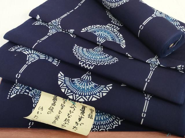 ■■■　サイズ　■■■ 長さ　　着尺分あり 幅　　　約37cm ■■■　商品詳細　■■■ 【綿・未使用】 状態は特に目立ったシミ汚れなどもなく大変良い状態です。 お安く出品致しますので、是非この機会にいかがでしょうか？ ■■■　注意事項　■■■ ■モニター発色の具合により色合いが異なる場合がございます。 ■寸法は多少の誤差が生じる場合がございますのでご了承ください。 ■縫込みの長さが左右非対称の場合は短い部分を記載しております。 左右非対称であってもご返品・お値引き等の保証は出来かねますので、ご了承の上ご購入をお願い致します。 ■シミ等のチェックには注意を払っておりますが、見落としがある場合もございますし、個人の見解も様々ですので神経質な方のご購入はお控えください。 ■箪笥に入っておりました着物や帯なので畳みシワや匂いがあるものもございます。 ■お休みは基本的に土日祝となりますが、その他臨時でお休みする場合がございますのでご了承ください。 ■商品の発送は平日のみの発送となります。 ■夜間と土曜、日曜日はお問い合わせの回答が遅れる場合がございます。 ■当店では、お直し、紋入れ、お手入れ等は承っておりません。 ■生地の状態（ヤケ、経年劣化等）によってはサイズ直しが出来ない場合がございます。 その点もどうかご了承のうえ、ご購入をお願いいたします。 ■弊社で取り扱う商品は一点ものにつき、時期や在庫状況に応じて金額が変更となる場合がございます。 ■検針は行っておりません。予めご了承いただきますようお願いいたします。 ■【洗える着物】と記載のある商品におきましては、商品お届け後に洗濯を行ってしまってからのご返品にはご対応しかねます。 念の為、専門店でのお手入れをお願いいたします。 ■写真に写っている物が全てになります。それ以外の付属品はございませんのでご了承ください。 ■状態に関する写真につきましては、掲載可能な写真枚数に限りがあるため、各箇所につき1枚参考画像を掲載しております。 ■着物のサイズ目安は下記を参考ください↓ ＜女性着物＞　お端折り次第で＋5cm　－1cmが着用可能サイズ 　例）身丈170cmの場合、身長160cm～175cm ＜男性着物＞　身丈＋約25cm～27cm程が適応身長 　例）身丈155cmの場合、身長180～182cm