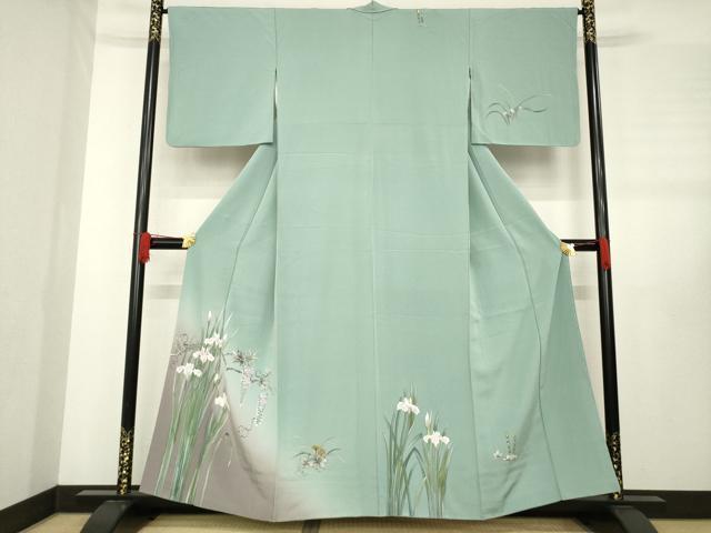 ■■■　サイズ　■■■ 身丈 157cm（肩から） 裄丈 66cm 袖丈 48cm　縫込み 5.5cm 袖幅 34cm 前幅 23cm 後幅 29cm 着物縫いこみ 内揚げ 5cm 裄 お袖側 約1.5cm　身頃側 約2cm ■■■　商品詳細　■■■ 【正絹】 状態は特に目立ったシミ汚れなどもなく大変良い状態です。 大変上質な逸品になります。 お安く出品致しますので、是非この機会にいかがでしょうか？ ■■■　注意事項　■■■ ■モニター発色の具合により色合いが異なる場合がございます。 ■寸法は多少の誤差が生じる場合がございますのでご了承ください。 ■縫込みの長さが左右非対称の場合は短い部分を記載しております。 左右非対称であってもご返品・お値引き等の保証は出来かねますので、ご了承の上ご購入をお願い致します。 ■シミ等のチェックには注意を払っておりますが、見落としがある場合もございますし、個人の見解も様々ですので神経質な方のご購入はお控えください。 ■箪笥に入っておりました着物や帯なので畳みシワや匂いがあるものもございます。 ■お休みは基本的に土日祝となりますが、その他臨時でお休みする場合がございますのでご了承ください。 ■商品の発送は平日のみの発送となります。 ■夜間と土曜、日曜日はお問い合わせの回答が遅れる場合がございます。 ■当店では、お直し、紋入れ、お手入れ等は承っておりません。 ■生地の状態（ヤケ、経年劣化等）によってはサイズ直しが出来ない場合がございます。 その点もどうかご了承のうえ、ご購入をお願いいたします。 ■弊社で取り扱う商品は一点ものにつき、時期や在庫状況に応じて金額が変更となる場合がございます。 ■検針は行っておりません。予めご了承いただきますようお願いいたします。 ■【洗える着物】と記載のある商品におきましては、商品お届け後に洗濯を行ってしまってからのご返品にはご対応しかねます。 念の為、専門店でのお手入れをお願いいたします。 ■着物のサイズ目安は下記を参考ください↓ ＜女性着物＞　お端折り次第で＋5cm　−1cmが着用可能サイズ 　例）身丈170cmの場合、身長160cm〜175cm ＜男性着物＞　身丈＋約25cm〜27cm程が適応身長 　例）身丈155cmの場合、身長180〜182cm