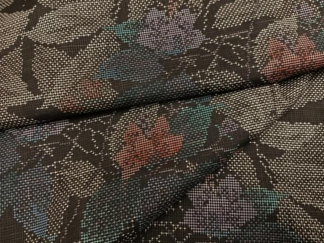 ■■■　サイズ　■■■ 身丈 159cm（肩から） 裄丈 62.5cm 袖丈 47cm　縫込み 4cm 袖幅 32cm 前幅 22.5cm 後幅 28cm 着物縫いこみ 内揚げ 0cm 裄 お袖側 約3cm　身頃側 約5cm ■■■　商品詳細　■■■ 【正絹】 状態は接写画像のように衿山に薄い汚れ、両袖付に糸解けがございますが その他特に目立ったシミ汚れなどもなく大変良い状態です。 大変上質な逸品になります。 お安く出品致しますので、是非この機会にいかがでしょうか？ ■■■　注意事項　■■■ ■モニター発色の具合により色合いが異なる場合がございます。 ■寸法は多少の誤差が生じる場合がございますのでご了承ください。 ■縫込みの長さが左右非対称の場合は短い部分を記載しております。 左右非対称であってもご返品・お値引き等の保証は出来かねますので、ご了承の上ご購入をお願い致します。 ■シミ等のチェックには注意を払っておりますが、見落としがある場合もございますし、個人の見解も様々ですので神経質な方のご購入はお控えください。 ■箪笥に入っておりました着物や帯なので畳みシワや匂いがあるものもございます。 ■お休みは基本的に土日祝となりますが、その他臨時でお休みする場合がございますのでご了承ください。 ■商品の発送は平日のみの発送となります。 ■夜間と土曜、日曜日はお問い合わせの回答が遅れる場合がございます。 ■当店では、お直し、紋入れ、お手入れ等は承っておりません。 ■生地の状態（ヤケ、経年劣化等）によってはサイズ直しが出来ない場合がございます。 その点もどうかご了承のうえ、ご購入をお願いいたします。 ■弊社で取り扱う商品は一点ものにつき、時期や在庫状況に応じて金額が変更となる場合がございます。 ■検針は行っておりません。予めご了承いただきますようお願いいたします。 ■【洗える着物】と記載のある商品におきましては、商品お届け後に洗濯を行ってしまってからのご返品にはご対応しかねます。 念の為、専門店でのお手入れをお願いいたします。 ■着物のサイズ目安は下記を参考ください↓ ＜女性着物＞　お端折り次第で＋5cm　−1cmが着用可能サイズ 　例）身丈170cmの場合、身長160cm〜175cm ＜男性着物＞　身丈＋約25cm〜27cm程が適応身長 　例）身丈155cmの場合、身長180〜182cm