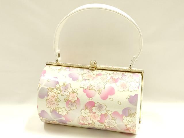 ■■■　サイズ　■■■ 【バッグ】 横　　　18cm 縦　　　11.5cm　取っ手込み　24.5cm 奥行き　12cm ■■■　商品詳細　■■■ 状態は参考画像のように薄い汚れがございます。 大変上質な逸品になります。 お安く出品致しますので、是非この機会にいかがでしょうか？ ■■■　注意事項　■■■ ■モニター発色の具合により色合いが異なる場合がございます。 ■寸法は多少の誤差が生じる場合がございますのでご了承ください。 ■縫込みの長さが左右非対称の場合は短い部分を記載しております。 左右非対称であってもご返品・お値引き等の保証は出来かねますので、ご了承の上ご購入をお願い致します。 ■シミ等のチェックには注意を払っておりますが、見落としがある場合もございますし、個人の見解も様々ですので神経質な方のご購入はお控えください。 ■箪笥に入っておりました着物や帯なので畳みシワや匂いがあるものもございます。 ■お休みは基本的に土日祝となりますが、その他臨時でお休みする場合がございますのでご了承ください。 ■商品の発送は平日のみの発送となります。 ■夜間と土曜、日曜日はお問い合わせの回答が遅れる場合がございます。 ■当店では、お直し、紋入れ、お手入れ等は承っておりません。 ■生地の状態（ヤケ、経年劣化等）によってはサイズ直しが出来ない場合がございます。 その点もどうかご了承のうえ、ご購入をお願いいたします。 ■弊社で取り扱う商品は一点ものにつき、時期や在庫状況に応じて金額が変更となる場合がございます。 ■検針は行っておりません。予めご了承いただきますようお願いいたします。 ■【洗える着物】と記載のある商品におきましては、商品お届け後に洗濯を行ってしまってからのご返品にはご対応しかねます。 念の為、専門店でのお手入れをお願いいたします。 ■写真に写っている物が全てになります。それ以外の付属品はございませんのでご了承ください。 ■状態に関する写真につきましては、掲載可能な写真枚数に限りがあるため、各箇所につき1枚参考画像を掲載しております。 ■着物のサイズ目安は下記を参考ください↓ ＜女性着物＞　お端折り次第で＋5cm　−1cmが着用可能サイズ 　例）身丈170cmの場合、身長160cm〜175cm ＜男性着物＞　身丈＋約25cm〜27cm程が適応身長 　例）身丈155cmの場合、身長180〜182cm