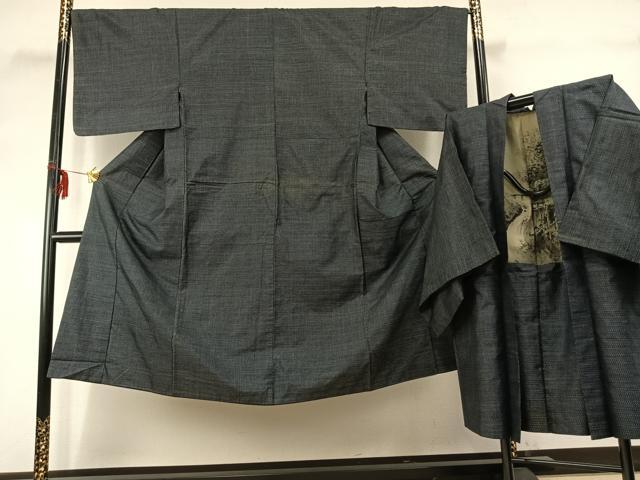 ■■■　サイズ　■■■ 【着物】 身丈 134cm（肩から） 裄丈 68cm 袖丈 47cm　縫込み 3cm 袖幅 34cm 前幅 23cm 後幅 30cm 着物縫いこみ 内揚げ 6cm 裄 お袖側 約1cm　身頃側 約0cm 【羽織】 身丈 87cm（肩から） 裄丈 67cm 袖丈 46cm　縫込み 0cm 袖幅 34cm 前幅 19cm 後幅 29cm 裄 お袖側 約1cm　身頃側 約0cm ■■■　商品詳細　■■■ 【正絹】 着物の状態は接写画像のように表地所々にヤケ、後身頃・衿に薄い汚れがございます。 羽織の状態は接写画像のように両袖・表地所々に薄い汚れがございます。 大変上質な逸品になりますのでぜひお手入れをされてお召しになられてはいかがでしょうか。 お安く出品致しますので、是非この機会にいかがでしょうか？ ■■■　注意事項　■■■ ■モニター発色の具合により色合いが異なる場合がございます。 ■寸法は多少の誤差が生じる場合がございますのでご了承ください。 ■縫込みの長さが左右非対称の場合は短い部分を記載しております。 左右非対称であってもご返品・お値引き等の保証は出来かねますので、ご了承の上ご購入をお願い致します。 ■シミ等のチェックには注意を払っておりますが、見落としがある場合もございますし、個人の見解も様々ですので神経質な方のご購入はお控えください。 ■箪笥に入っておりました着物や帯なので畳みシワや匂いがあるものもございます。 ■お休みは基本的に土日祝となりますが、その他臨時でお休みする場合がございますのでご了承ください。 ■商品の発送は平日のみの発送となります。 ■夜間と土曜、日曜日はお問い合わせの回答が遅れる場合がございます。 ■当店では、お直し、紋入れ、お手入れ等は承っておりません。 ■生地の状態（ヤケ、経年劣化等）によってはサイズ直しが出来ない場合がございます。 その点もどうかご了承のうえ、ご購入をお願いいたします。 ■弊社で取り扱う商品は一点ものにつき、時期や在庫状況に応じて金額が変更となる場合がございます。 ■検針は行っておりません。予めご了承いただきますようお願いいたします。 ■【洗える着物】と記載のある商品におきましては、商品お届け後に洗濯を行ってしまってからのご返品にはご対応しかねます。 念の為、専門店でのお手入れをお願いいたします。 ■着物のサイズ目安は下記を参考ください↓ ＜女性着物＞　お端折り次第で＋5cm　−1cmが着用可能サイズ 　例）身丈170cmの場合、身長160cm〜175cm ＜男性着物＞　身丈＋約25cm〜27cm程が適応身長 　例）身丈155cmの場合、身長180〜182cm