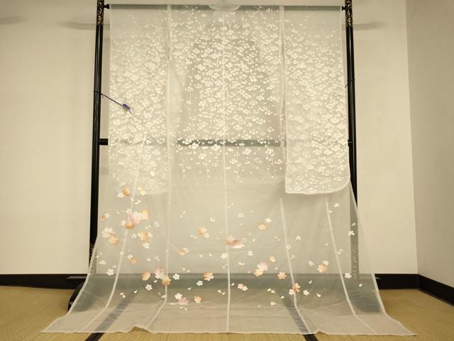 ■■■　サイズ　■■■ 身丈 202cm（肩から） 裄丈 64.5cm 袖丈 106.5cm　縫込み 1cm 袖幅 33cm 前幅 27cm 後幅 33cm 着物縫いこみ 内揚げ 0cm 裄 お袖側 約1cm　身頃側 約1cm ■■■　商品詳細　■■■ 【化繊・バチ衿】 状態は接写画像のように表地・袖裏・衿裏・胴裏に薄い汚れがございますが その他特に目立ったシミ汚れなどもなく大変良い状態です。 大変上質な逸品になります。 お安く出品致しますので、是非この機会にいかがでしょうか？ ■■■　注意事項　■■■ ■モニター発色の具合により色合いが異なる場合がございます。 ■寸法は多少の誤差が生じる場合がございますのでご了承ください。 ■縫込みの長さが左右非対称の場合は短い部分を記載しております。 左右非対称であってもご返品・お値引き等の保証は出来かねますので、ご了承の上ご購入をお願い致します。 ■シミ等のチェックには注意を払っておりますが、見落としがある場合もございますし、個人の見解も様々ですので神経質な方のご購入はお控えください。 ■箪笥に入っておりました着物や帯なので畳みシワや匂いがあるものもございます。 ■お休みは基本的に土日祝となりますが、その他臨時でお休みする場合がございますのでご了承ください。 ■商品の発送は平日のみの発送となります。 ■夜間と土曜、日曜日はお問い合わせの回答が遅れる場合がございます。 ■当店では、お直し、紋入れ、お手入れ等は承っておりません。 ■生地の状態（ヤケ、経年劣化等）によってはサイズ直しが出来ない場合がございます。 その点もどうかご了承のうえ、ご購入をお願いいたします。 ■弊社で取り扱う商品は一点ものにつき、時期や在庫状況に応じて金額が変更となる場合がございます。 ■検針は行っておりません。予めご了承いただきますようお願いいたします。 ■【洗える着物】と記載のある商品におきましては、商品お届け後に洗濯を行ってしまってからのご返品にはご対応しかねます。 念の為、専門店でのお手入れをお願いいたします。 ■写真に写っている物が全てになります。それ以外の付属品はございませんのでご了承ください。 ■状態に関する写真につきましては、掲載可能な写真枚数に限りがあるため、各箇所につき1枚参考画像を掲載しております。 ■着物のサイズ目安は下記を参考ください↓ ＜女性着物＞　お端折り次第で＋5cm　−1cmが着用可能サイズ 　例）身丈170cmの場合、身長160cm〜175cm ＜男性着物＞　身丈＋約25cm〜27cm程が適応身長 　例）身丈155cmの場合、身長180〜182cm
