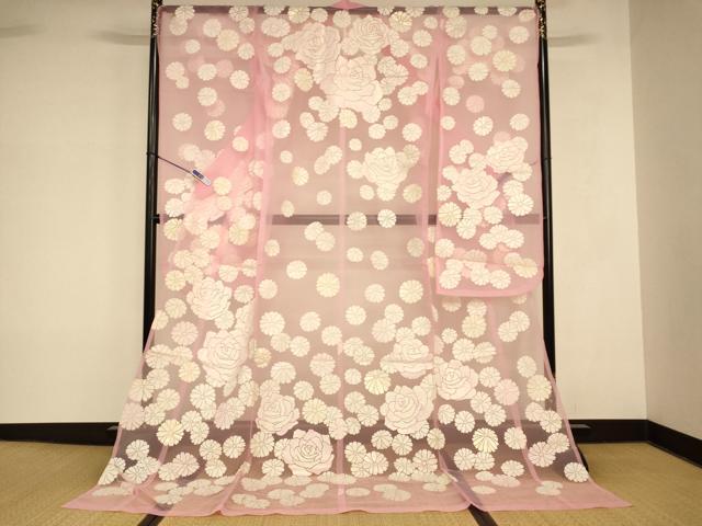 ■■■　サイズ　■■■ 身丈 194cm（肩から） 裄丈 70cm 袖丈 105.5cm　縫込み 2.5cm 袖幅 36cm 前幅 28cm 後幅 33cm 着物縫いこみ 内揚げ 0cm 裄 お袖側 約3cm　身頃側 約1cm ■■■　商品詳細　■■■ 【化繊】 状態は接写画像のように表地・胴裏・袖口・袖裏に薄い汚れ、上前に糸解け、衿裏に汚れと糸解けがございますが その他特に目立ったシミ汚れなどもなく大変良い状態です。 大変上質な逸品になります。 お安く出品致しますので、是非この機会にいかがでしょうか？ ■■■　注意事項　■■■ ■モニター発色の具合により色合いが異なる場合がございます。 ■寸法は多少の誤差が生じる場合がございますのでご了承ください。 ■縫込みの長さが左右非対称の場合は短い部分を記載しております。 左右非対称であってもご返品・お値引き等の保証は出来かねますので、ご了承の上ご購入をお願い致します。 ■シミ等のチェックには注意を払っておりますが、見落としがある場合もございますし、個人の見解も様々ですので神経質な方のご購入はお控えください。 ■箪笥に入っておりました着物や帯なので畳みシワや匂いがあるものもございます。 ■お休みは基本的に土日祝となりますが、その他臨時でお休みする場合がございますのでご了承ください。 ■商品の発送は平日のみの発送となります。 ■夜間と土曜、日曜日はお問い合わせの回答が遅れる場合がございます。 ■当店では、お直し、紋入れ、お手入れ等は承っておりません。 ■生地の状態（ヤケ、経年劣化等）によってはサイズ直しが出来ない場合がございます。 その点もどうかご了承のうえ、ご購入をお願いいたします。 ■弊社で取り扱う商品は一点ものにつき、時期や在庫状況に応じて金額が変更となる場合がございます。 ■検針は行っておりません。予めご了承いただきますようお願いいたします。 ■【洗える着物】と記載のある商品におきましては、商品お届け後に洗濯を行ってしまってからのご返品にはご対応しかねます。 念の為、専門店でのお手入れをお願いいたします。 ■写真に写っている物が全てになります。それ以外の付属品はございませんのでご了承ください。 ■状態に関する写真につきましては、掲載可能な写真枚数に限りがあるため、各箇所につき1枚参考画像を掲載しております。 ■着物のサイズ目安は下記を参考ください↓ ＜女性着物＞　お端折り次第で＋5cm　−1cmが着用可能サイズ 　例）身丈170cmの場合、身長160cm〜175cm ＜男性着物＞　身丈＋約25cm〜27cm程が適応身長 　例）身丈155cmの場合、身長180〜182cm