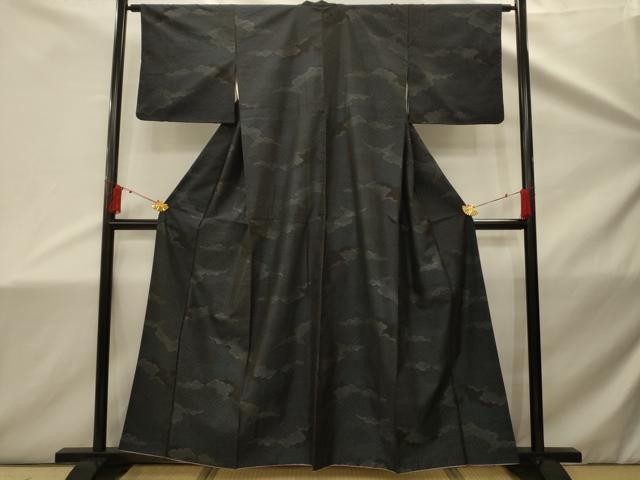 ■■■　サイズ　■■■ 身丈 156.5cm（肩から） 裄丈 63cm 袖丈 44cm　縫込み 5cm 袖幅 32.5cm 前幅 23cm 後幅 30.5cm 着物縫いこみ 内揚げ 0cm 裄 お袖側 約4cm　身頃側 約3cm ■■■　商品詳細　■■■ 【正絹】 状態は特に目立ったシミ汚れなどもなく大変良い状態です。 大変上質な逸品になります。 お安く出品致しますので、是非この機会にいかがでしょうか？ ■■■　注意事項　■■■ ■モニター発色の具合により色合いが異なる場合がございます。 ■寸法は多少の誤差が生じる場合がございますのでご了承ください。 ■縫込みの長さが左右非対称の場合は短い部分を記載しております。 左右非対称であってもご返品・お値引き等の保証は出来かねますので、ご了承の上ご購入をお願い致します。 ■シミ等のチェックには注意を払っておりますが、見落としがある場合もございますし、個人の見解も様々ですので神経質な方のご購入はお控えください。 ■箪笥に入っておりました着物や帯なので畳みシワや匂いがあるものもございます。 ■お休みは基本的に土日祝となりますが、その他臨時でお休みする場合がございますのでご了承ください。 ■商品の発送は平日のみの発送となります。 ■夜間と土曜、日曜日はお問い合わせの回答が遅れる場合がございます。 ■当店では、お直し、紋入れ、お手入れ等は承っておりません。 ■生地の状態（ヤケ、経年劣化等）によってはサイズ直しが出来ない場合がございます。 その点もどうかご了承のうえ、ご購入をお願いいたします。 ■弊社で取り扱う商品は一点ものにつき、時期や在庫状況に応じて金額が変更となる場合がございます。 ■検針は行っておりません。予めご了承いただきますようお願いいたします。 ■【洗える着物】と記載のある商品におきましては、商品お届け後に洗濯を行ってしまってからのご返品にはご対応しかねます。 念の為、専門店でのお手入れをお願いいたします。 ■着物のサイズ目安は下記を参考ください↓ ＜女性着物＞　お端折り次第で＋5cm　−1cmが着用可能サイズ 　例）身丈170cmの場合、身長160cm〜175cm ＜男性着物＞　身丈＋約25cm〜27cm程が適応身長 　例）身丈155cmの場合、身長180〜182cm