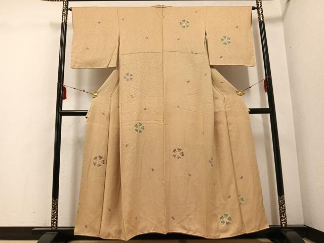 ■■■　サイズ　■■■ 身丈 154cm（肩から） 裄丈 64cm 袖丈 46cm　縫込み 3.5cm 袖幅 31.5cm 前幅 24cm 後幅 28cm 着物縫いこみ 内揚げ 1cm 裄 お袖側 約4cm　身頃側 約2.5cm ■■■　商品詳細　■■■ 【正絹】 状態は接写画像のように胴裏・衿裏に薄い汚れがございますが その他特に目立ったシミ汚れなどもなく大変良い状態です。 大変上質な逸品になります。 お安く出品致しますので、是非この機会にいかがでしょうか？ ■■■　注意事項　■■■ ■モニター発色の具合により色合いが異なる場合がございます。 ■寸法は多少の誤差が生じる場合がございますのでご了承ください。 ■縫込みの長さが左右非対称の場合は短い部分を記載しております。 左右非対称であってもご返品・お値引き等の保証は出来かねますので、ご了承の上ご購入をお願い致します。 ■シミ等のチェックには注意を払っておりますが、見落としがある場合もございますし、個人の見解も様々ですので神経質な方のご購入はお控えください。 ■箪笥に入っておりました着物や帯なので畳みシワや匂いがあるものもございます。 ■お休みは基本的に土日祝となりますが、その他臨時でお休みする場合がございますのでご了承ください。 ■商品の発送は平日のみの発送となります。 ■夜間と土曜、日曜日はお問い合わせの回答が遅れる場合がございます。 ■当店では、お直し、紋入れ、お手入れ等は承っておりません。 ■生地の状態（ヤケ、経年劣化等）によってはサイズ直しが出来ない場合がございます。 その点もどうかご了承のうえ、ご購入をお願いいたします。 ■弊社で取り扱う商品は一点ものにつき、時期や在庫状況に応じて金額が変更となる場合がございます。 ■検針は行っておりません。予めご了承いただきますようお願いいたします。 ■【洗える着物】と記載のある商品におきましては、商品お届け後に洗濯を行ってしまってからのご返品にはご対応しかねます。 念の為、専門店でのお手入れをお願いいたします。 ■着物のサイズ目安は下記を参考ください↓ ＜女性着物＞　お端折り次第で＋5cm　−1cmが着用可能サイズ 　例）身丈170cmの場合、身長160cm〜175cm ＜男性着物＞　身丈＋約25cm〜27cm程が適応身長 　例）身丈155cmの場合、身長180〜182cm