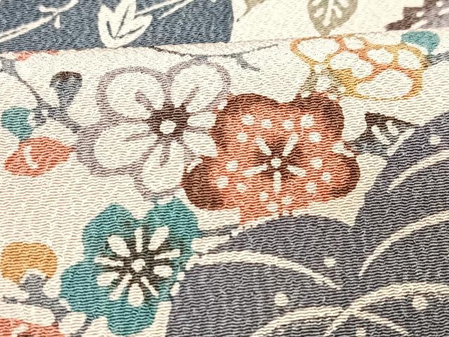 ■■■　サイズ　■■■ 身丈 160cm（肩から） 裄丈 62cm 袖丈 45cm　縫込み 6.5cm 袖幅 32cm 前幅 23.5cm 後幅 29cm 着物縫いこみ 内揚げ 0cm 裄 お袖側 約3.5cm　身頃側 約4cm ■■■　商品詳細　■■■ 【化繊】 状態は特に目立ったシミ汚れなどもなく大変良い状態です。 お安く出品致しますので、是非この機会にいかがでしょうか？※ご自身で洗濯された場合の保証はできかねます。 専門店にご相談ください。 ■■■　注意事項　■■■ ■モニター発色の具合により色合いが異なる場合がございます。 ■寸法は多少の誤差が生じる場合がございますのでご了承ください。 ■縫込みの長さが左右非対称の場合は短い部分を記載しております。 左右非対称であってもご返品・お値引き等の保証は出来かねますので、ご了承の上ご購入をお願い致します。 ■シミ等のチェックには注意を払っておりますが、見落としがある場合もございますし、個人の見解も様々ですので神経質な方のご購入はお控えください。 ■箪笥に入っておりました着物や帯なので畳みシワや匂いがあるものもございます。 ■お休みは基本的に土日祝となりますが、その他臨時でお休みする場合がございますのでご了承ください。 ■商品の発送は平日のみの発送となります。 ■夜間と土曜、日曜日はお問い合わせの回答が遅れる場合がございます。 ■当店では、お直し、紋入れ、お手入れ等は承っておりません。 ■生地の状態（ヤケ、経年劣化等）によってはサイズ直しが出来ない場合がございます。 その点もどうかご了承のうえ、ご購入をお願いいたします。 ■弊社で取り扱う商品は一点ものにつき、時期や在庫状況に応じて金額が変更となる場合がございます。 ■検針は行っておりません。予めご了承いただきますようお願いいたします。 ■【洗える着物】と記載のある商品におきましては、商品お届け後に洗濯を行ってしまってからのご返品にはご対応しかねます。 念の為、専門店でのお手入れをお願いいたします。 ■着物のサイズ目安は下記を参考ください↓ ＜女性着物＞　お端折り次第で＋5cm　−1cmが着用可能サイズ 　例）身丈170cmの場合、身長160cm〜175cm ＜男性着物＞　身丈＋約25cm〜27cm程が適応身長 　例）身丈155cmの場合、身長180〜182cm