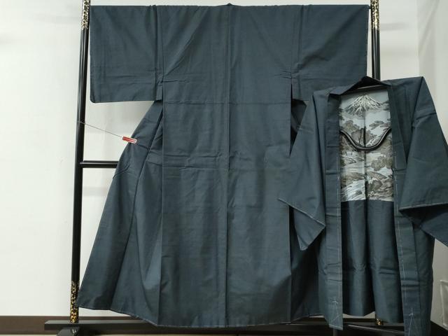 ■■■　サイズ　■■■ 【着物】 身丈 152cm（肩から） 裄丈 68.5cm 袖丈 48cm　縫込み 3cm 袖幅 35cm 前幅 26.5cm 後幅 30cm 着物縫いこみ 内揚げ 7cm 裄 お袖側 約2cm　身頃側 約3cm 【羽織】 身丈 93.5cm（肩から） 裄丈 58cm 袖丈 47.5cm　縫込み 0cm 袖幅 36cm 前幅 19.5cm 後幅 30.5cm 裄 お袖側 約1cm　身頃側 約2cm ■■■　商品詳細　■■■ 【正絹・未使用】 状態は特に目立ったシミ汚れなどもなく大変良い状態です。 大変上質な逸品になります。 お安く出品致しますので、是非この機会にいかがでしょうか？ ■■■　注意事項　■■■ ■モニター発色の具合により色合いが異なる場合がございます。 ■寸法は多少の誤差が生じる場合がございますのでご了承ください。 ■縫込みの長さが左右非対称の場合は短い部分を記載しております。 左右非対称であってもご返品・お値引き等の保証は出来かねますので、ご了承の上ご購入をお願い致します。 ■シミ等のチェックには注意を払っておりますが、見落としがある場合もございますし、個人の見解も様々ですので神経質な方のご購入はお控えください。 ■箪笥に入っておりました着物や帯なので畳みシワや匂いがあるものもございます。 ■お休みは基本的に土日祝となりますが、その他臨時でお休みする場合がございますのでご了承ください。 ■商品の発送は平日のみの発送となります。 ■夜間と土曜、日曜日はお問い合わせの回答が遅れる場合がございます。 ■当店では、お直し、紋入れ、お手入れ等は承っておりません。 ■生地の状態（ヤケ、経年劣化等）によってはサイズ直しが出来ない場合がございます。 その点もどうかご了承のうえ、ご購入をお願いいたします。 ■弊社で取り扱う商品は一点ものにつき、時期や在庫状況に応じて金額が変更となる場合がございます。 ■検針は行っておりません。予めご了承いただきますようお願いいたします。 ■【洗える着物】と記載のある商品におきましては、商品お届け後に洗濯を行ってしまってからのご返品にはご対応しかねます。 念の為、専門店でのお手入れをお願いいたします。 ■着物のサイズ目安は下記を参考ください↓ ＜女性着物＞　お端折り次第で＋5cm　−1cmが着用可能サイズ 　例）身丈170cmの場合、身長160cm〜175cm ＜男性着物＞　身丈＋約25cm〜27cm程が適応身長 　例）身丈155cmの場合、身長180〜182cm