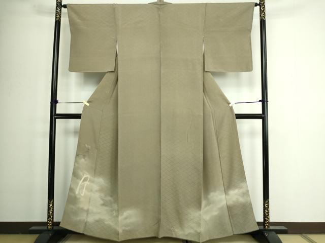 ■■■　サイズ　■■■ 身丈 158cm（肩から） 裄丈 64cm 袖丈 48.5cm　縫込み 3.5cm 袖幅 33cm 前幅 24.5cm 後幅 28.5cm 着物縫いこみ 内揚げ 0cm 裄 お袖側 約0cm　身頃側 約0cm ■■■　商品詳細　■■■ 【正絹・一つ紋】 状態は画像を添付しておりますので、そちらをご確認下さいますよう宜しくお願い致します。 大変上質な逸品になります。 お安く出品致しますので、是非この機会にいかがでしょうか？ ■■■　注意事項　■■■ ■モニター発色の具合により色合いが異なる場合がございます。 ■寸法は多少の誤差が生じる場合がございますのでご了承ください。 ■縫込みの長さが左右非対称の場合は短い部分を記載しております。 左右非対称であってもご返品・お値引き等の保証は出来かねますので、ご了承の上ご購入をお願い致します。 ■シミ等のチェックには注意を払っておりますが、見落としがある場合もございますし、個人の見解も様々ですので神経質な方のご購入はお控えください。 ■箪笥に入っておりました着物や帯なので畳みシワや匂いがあるものもございます。 ■お休みは基本的に土日祝となりますが、その他臨時でお休みする場合がございますのでご了承ください。 ■商品の発送は平日のみの発送となります。 ■夜間と土曜、日曜日はお問い合わせの回答が遅れる場合がございます。 ■当店では、お直し、紋入れ、お手入れ等は承っておりません。 ■生地の状態（ヤケ、経年劣化等）によってはサイズ直しが出来ない場合がございます。 その点もどうかご了承のうえ、ご購入をお願いいたします。 ■弊社で取り扱う商品は一点ものにつき、時期や在庫状況に応じて金額が変更となる場合がございます。 ■検針は行っておりません。予めご了承いただきますようお願いいたします。 ■【洗える着物】と記載のある商品におきましては、商品お届け後に洗濯を行ってしまってからのご返品にはご対応しかねます。 念の為、専門店でのお手入れをお願いいたします。 ■着物のサイズ目安は下記を参考ください↓ ＜女性着物＞　お端折り次第で＋5cm　−1cmが着用可能サイズ 　例）身丈170cmの場合、身長160cm〜175cm ＜男性着物＞　身丈＋約25cm〜27cm程が適応身長 　例）身丈155cmの場合、身長180〜182cm