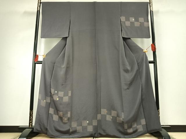 ■■■　サイズ　■■■ 身丈 164cm（肩から） 裄丈 68cm 袖丈 49cm　縫込み 6.5cm 袖幅 35cm 前幅 26cm 後幅 31cm 着物縫いこみ 内揚げ 6cm 裄 お袖側 約2cm　身頃側 約2.5cm ■■■　商品詳細　■■■ 【正絹】 状態は接写画像のように衿山・右袖前に薄い汚れがございますが その他特に目立ったシミ汚れなどもなく大変良い状態です。 大変上質な逸品になります。 お安く出品致しますので、是非この機会にいかがでしょうか？ ■■■　注意事項　■■■ ■モニター発色の具合により色合いが異なる場合がございます。 ■寸法は多少の誤差が生じる場合がございますのでご了承ください。 ■縫込みの長さが左右非対称の場合は短い部分を記載しております。 左右非対称であってもご返品・お値引き等の保証は出来かねますので、ご了承の上ご購入をお願い致します。 ■シミ等のチェックには注意を払っておりますが、見落としがある場合もございますし、個人の見解も様々ですので神経質な方のご購入はお控えください。 ■箪笥に入っておりました着物や帯なので畳みシワや匂いがあるものもございます。 ■お休みは基本的に土日祝となりますが、その他臨時でお休みする場合がございますのでご了承ください。 ■商品の発送は平日のみの発送となります。 ■夜間と土曜、日曜日はお問い合わせの回答が遅れる場合がございます。 ■当店では、お直し、紋入れ、お手入れ等は承っておりません。 ■生地の状態（ヤケ、経年劣化等）によってはサイズ直しが出来ない場合がございます。 その点もどうかご了承のうえ、ご購入をお願いいたします。 ■弊社で取り扱う商品は一点ものにつき、時期や在庫状況に応じて金額が変更となる場合がございます。 ■検針は行っておりません。予めご了承いただきますようお願いいたします。 ■【洗える着物】と記載のある商品におきましては、商品お届け後に洗濯を行ってしまってからのご返品にはご対応しかねます。 念の為、専門店でのお手入れをお願いいたします。 ■着物のサイズ目安は下記を参考ください↓ ＜女性着物＞　お端折り次第で＋5cm　−1cmが着用可能サイズ 　例）身丈170cmの場合、身長160cm〜175cm ＜男性着物＞　身丈＋約25cm〜27cm程が適応身長 　例）身丈155cmの場合、身長180〜182cm