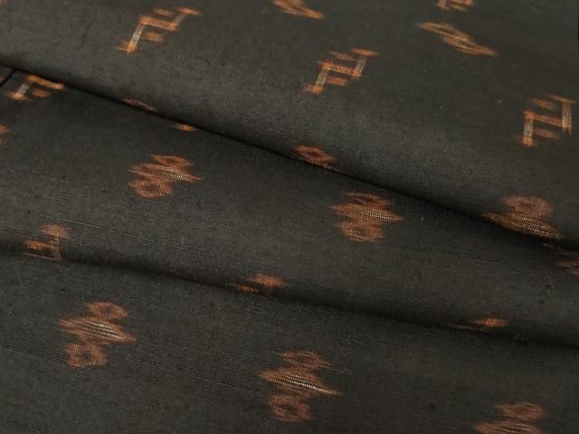 ■■■　サイズ　■■■ 身丈 149cm（肩から） 裄丈 63cm 袖丈 45cm　縫込み 1cm 袖幅 32.5cm 前幅 24.5cm 後幅 28.5cm 着物縫いこみ 内揚げ 4.5cm 裄 お袖側 約3.5cm　身頃側 約4cm ■■■　商品詳細　■■■ 【正絹】 状態は特に目立ったシミ汚れなどもなく大変良い状態です。 久米島紬は、蚕から取った真綿でつむいだ糸を原料糸として、 天然の草木、泥染めによって染色します。 織りは、手投杼を用いて丹念に手織りで織り上げます。 これらのすべては伝統を踏襲し、 一貫した手作業を一人の織子が行うところにあります。 したがって、久米島紬にはつくる人の想い入れが込められ、 紬糸のもつしなやかな風合いが着る人の着心地を満足させ、 さらに気品をかもし出します。 久米島紬は、昭和50年には、伝統工芸品として通産産業大臣の指定を受け、 昭和52年には県の無形文化財として指定され、 さらに平成16年には国の重要文化財として指定されました。 大変上質な逸品になります。 お安く出品致しますので、是非この機会にいかがでしょうか？ ■■■　注意事項　■■■ ■モニター発色の具合により色合いが異なる場合がございます。 ■寸法は多少の誤差が生じる場合がございますのでご了承ください。 ■縫込みの長さが左右非対称の場合は短い部分を記載しております。 左右非対称であってもご返品・お値引き等の保証は出来かねますので、ご了承の上ご購入をお願い致します。 ■シミ等のチェックには注意を払っておりますが、見落としがある場合もございますし、個人の見解も様々ですので神経質な方のご購入はお控えください。 ■箪笥に入っておりました着物や帯なので畳みシワや匂いがあるものもございます。 ■お休みは基本的に土日祝となりますが、その他臨時でお休みする場合がございますのでご了承ください。 ■商品の発送は平日のみの発送となります。 ■夜間と土曜、日曜日はお問い合わせの回答が遅れる場合がございます。 ■当店では、お直し、紋入れ、お手入れ等は承っておりません。 ■生地の状態（ヤケ、経年劣化等）によってはサイズ直しが出来ない場合がございます。 その点もどうかご了承のうえ、ご購入をお願いいたします。 ■弊社で取り扱う商品は一点ものにつき、時期や在庫状況に応じて金額が変更となる場合がございます。 ■検針は行っておりません。予めご了承いただきますようお願いいたします。 ■【洗える着物】と記載のある商品におきましては、商品お届け後に洗濯を行ってしまってからのご返品にはご対応しかねます。 念の為、専門店でのお手入れをお願いいたします。 ■着物のサイズ目安は下記を参考ください↓ ＜女性着物＞　お端折り次第で＋5cm　−1cmが着用可能サイズ 　例）身丈170cmの場合、身長160cm〜175cm ＜男性着物＞　身丈＋約25cm〜27cm程が適応身長 　例）身丈155cmの場合、身長180〜182cm