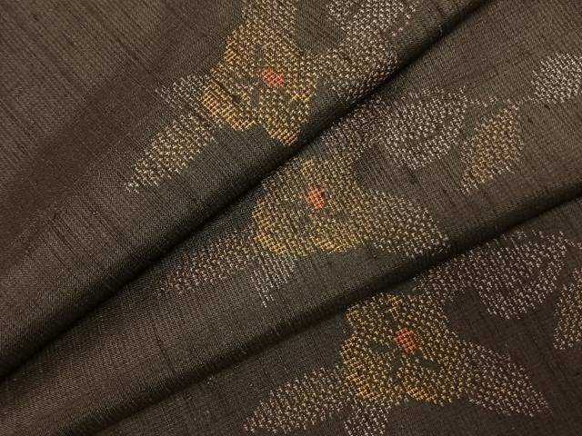 ■■■　サイズ　■■■ 身丈 161.5cm（肩から） 裄丈 66cm 袖丈 49cm　縫込み 5cm 袖幅 33.5cm 前幅 25cm 後幅 31cm 着物縫いこみ 内揚げ 0cm 裄 お袖側 約2.5cm　身頃側 約2cm ■■■　商品詳細　■■■ 【正絹・未使用】 状態は特に目立ったシミ汚れなどもなく大変良い状態です。 大変上質な逸品になります。 お安く出品致しますので、是非この機会にいかがでしょうか？ ■■■　注意事項　■■■ ■モニター発色の具合により色合いが異なる場合がございます。 ■寸法は多少の誤差が生じる場合がございますのでご了承ください。 ■縫込みの長さが左右非対称の場合は短い部分を記載しております。 左右非対称であってもご返品・お値引き等の保証は出来かねますので、ご了承の上ご購入をお願い致します。 ■シミ等のチェックには注意を払っておりますが、見落としがある場合もございますし、個人の見解も様々ですので神経質な方のご購入はお控えください。 ■箪笥に入っておりました着物や帯なので畳みシワや匂いがあるものもございます。 ■お休みは基本的に土日祝となりますが、その他臨時でお休みする場合がございますのでご了承ください。 ■商品の発送は平日のみの発送となります。 ■夜間と土曜、日曜日はお問い合わせの回答が遅れる場合がございます。 ■当店では、お直し、紋入れ、お手入れ等は承っておりません。 ■生地の状態（ヤケ、経年劣化等）によってはサイズ直しが出来ない場合がございます。 その点もどうかご了承のうえ、ご購入をお願いいたします。 ■弊社で取り扱う商品は一点ものにつき、時期や在庫状況に応じて金額が変更となる場合がございます。 ■検針は行っておりません。予めご了承いただきますようお願いいたします。 ■【洗える着物】と記載のある商品におきましては、商品お届け後に洗濯を行ってしまってからのご返品にはご対応しかねます。 念の為、専門店でのお手入れをお願いいたします。 ■着物のサイズ目安は下記を参考ください↓ ＜女性着物＞　お端折り次第で＋5cm　−1cmが着用可能サイズ 　例）身丈170cmの場合、身長160cm〜175cm ＜男性着物＞　身丈＋約25cm〜27cm程が適応身長 　例）身丈155cmの場合、身長180〜182cm