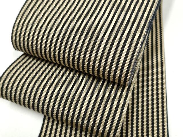 ■■■　サイズ　■■■ 長さ 404cm 幅 9.5cm程 ■■■　商品詳細　■■■ 【正絹・未仕立て】 状態は締めてはおりますが 特に目立ったシミ汚れなどもなく大変良い状態です。 本場筑前博多織は、福岡県福岡市博多区やその周辺で生産される絹織物です。 仏具のひとつである独鈷、華皿を基にした幾何学模様が織られています。 江戸時代に筑前藩主だった黒田長政が幕府への献上品にしたことから、博多献上、献上博多とも呼ばれます。 経糸が緯糸を包み込んで、表面には経糸だけ出て、横畝が際立って見える経畝織りという織りになっています。 30～60本の細い経糸を使うため、こしやはりがあり、地合が硬く、光沢感があります。 きちんと締まり、くずれにくい、締めやすい帯といわれています。 大変上質な逸品になります。 お安く出品致しますので、是非この機会にいかがでしょうか？ ※西陣シール剥がし跡がございます。 ■■■　注意事項　■■■ ■モニター発色の具合により色合いが異なる場合がございます。 ■寸法は多少の誤差が生じる場合がございますのでご了承ください。 ■縫込みの長さが左右非対称の場合は短い部分を記載しております。 左右非対称であってもご返品・お値引き等の保証は出来かねますので、ご了承の上ご購入をお願い致します。 ■シミ等のチェックには注意を払っておりますが、見落としがある場合もございますし、個人の見解も様々ですので神経質な方のご購入はお控えください。 ■箪笥に入っておりました着物や帯なので畳みシワや匂いがあるものもございます。 ■お休みは基本的に土日祝となりますが、その他臨時でお休みする場合がございますのでご了承ください。 ■商品の発送は平日のみの発送となります。 ■夜間と土曜、日曜日はお問い合わせの回答が遅れる場合がございます。 ■当店では、お直し、紋入れ、お手入れ等は承っておりません。 ■生地の状態（ヤケ、経年劣化等）によってはサイズ直しが出来ない場合がございます。 その点もどうかご了承のうえ、ご購入をお願いいたします。 ■弊社で取り扱う商品は一点ものにつき、時期や在庫状況に応じて金額が変更となる場合がございます。 ■検針は行っておりません。予めご了承いただきますようお願いいたします。 ■【洗える着物】と記載のある商品におきましては、商品お届け後に洗濯を行ってしまってからのご返品にはご対応しかねます。 念の為、専門店でのお手入れをお願いいたします。 ■写真に写っている物が全てになります。それ以外の付属品はございませんのでご了承ください。 ■状態に関する写真につきましては、掲載可能な写真枚数に限りがあるため、各箇所につき1枚参考画像を掲載しております。 ■着物のサイズ目安は下記を参考ください↓ ＜女性着物＞　お端折り次第で＋5cm　−1cmが着用可能サイズ 　例）身丈170cmの場合、身長160cm〜175cm ＜男性着物＞　身丈＋約25cm〜27cm程が適応身長 　例）身丈155cmの場合、身長180〜182cm