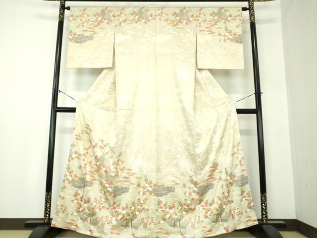■■■　サイズ　■■■ 身丈 162.5cm（肩から） 裄丈 63cm 袖丈 49.5cm　縫込み 6cm 袖幅 32.5cm 前幅 22.5cm 後幅 28.5cm 着物縫いこみ 内揚げ 6cm 裄 お袖側 約3.5cm　身頃側 約5cm ■■■　商品詳細　■■■ 【正絹】 状態は接写画像のように上前金彩部分に若干の剥がれ、衿に若干の薄い汚れがございますが その他特に目立ったシミ汚れなどもなく大変良い状態です。 大変上質な逸品になります。 お安く出品致しますので、是非この機会にいかがでしょうか？ ■■■　注意事項　■■■ ■モニター発色の具合により色合いが異なる場合がございます。 ■寸法は多少の誤差が生じる場合がございますのでご了承ください。 ■縫込みの長さが左右非対称の場合は短い部分を記載しております。 左右非対称であってもご返品・お値引き等の保証は出来かねますので、ご了承の上ご購入をお願い致します。 ■シミ等のチェックには注意を払っておりますが、見落としがある場合もございますし、個人の見解も様々ですので神経質な方のご購入はお控えください。 ■箪笥に入っておりました着物や帯なので畳みシワや匂いがあるものもございます。 ■お休みは基本的に土日祝となりますが、その他臨時でお休みする場合がございますのでご了承ください。 ■商品の発送は平日のみの発送となります。 ■夜間と土曜、日曜日はお問い合わせの回答が遅れる場合がございます。 ■当店では、お直し、紋入れ、お手入れ等は承っておりません。 ■生地の状態（ヤケ、経年劣化等）によってはサイズ直しが出来ない場合がございます。 その点もどうかご了承のうえ、ご購入をお願いいたします。 ■弊社で取り扱う商品は一点ものにつき、時期や在庫状況に応じて金額が変更となる場合がございます。 ■検針は行っておりません。予めご了承いただきますようお願いいたします。 ■【洗える着物】と記載のある商品におきましては、商品お届け後に洗濯を行ってしまってからのご返品にはご対応しかねます。 念の為、専門店でのお手入れをお願いいたします。 ■着物のサイズ目安は下記を参考ください↓ ＜女性着物＞　お端折り次第で＋5cm　−1cmが着用可能サイズ 　例）身丈170cmの場合、身長160cm〜175cm ＜男性着物＞　身丈＋約25cm〜27cm程が適応身長 　例）身丈155cmの場合、身長180〜182cm