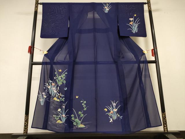 ■■■　サイズ　■■■ 身丈 156cm（肩から） 裄丈 62cm 袖丈 48.5cm　縫込み 4cm 袖幅 32.5cm 前幅 23.5cm 後幅 29cm 着物縫いこみ 内揚げ 3.5cm 裄 お袖側 約1cm　身頃側 約2.5cm ■■■　商品詳細　■■■ 【正絹】 状態は特に目立ったシミ汚れなどもなく大変良い状態です。 大変上質な逸品になります。 お安く出品致しますので、是非この機会にいかがでしょうか？ ■■■　注意事項　■■■ ■モニター発色の具合により色合いが異なる場合がございます。 ■寸法は多少の誤差が生じる場合がございますのでご了承ください。 ■縫込みの長さが左右非対称の場合は短い部分を記載しております。 左右非対称であってもご返品・お値引き等の保証は出来かねますので、ご了承の上ご購入をお願い致します。 ■シミ等のチェックには注意を払っておりますが、見落としがある場合もございますし、個人の見解も様々ですので神経質な方のご購入はお控えください。 ■箪笥に入っておりました着物や帯なので畳みシワや匂いがあるものもございます。 ■お休みは基本的に土日祝となりますが、その他臨時でお休みする場合がございますのでご了承ください。 ■商品の発送は平日のみの発送となります。 ■夜間と土曜、日曜日はお問い合わせの回答が遅れる場合がございます。 ■当店では、お直し、紋入れ、お手入れ等は承っておりません。 ■生地の状態（ヤケ、経年劣化等）によってはサイズ直しが出来ない場合がございます。 その点もどうかご了承のうえ、ご購入をお願いいたします。 ■弊社で取り扱う商品は一点ものにつき、時期や在庫状況に応じて金額が変更となる場合がございます。 ■検針は行っておりません。予めご了承いただきますようお願いいたします。 ■【洗える着物】と記載のある商品におきましては、商品お届け後に洗濯を行ってしまってからのご返品にはご対応しかねます。 念の為、専門店でのお手入れをお願いいたします。 ■着物のサイズ目安は下記を参考ください↓ ＜女性着物＞　お端折り次第で＋5cm　−1cmが着用可能サイズ 　例）身丈170cmの場合、身長160cm〜175cm ＜男性着物＞　身丈＋約25cm〜27cm程が適応身長 　例）身丈155cmの場合、身長180〜182cm