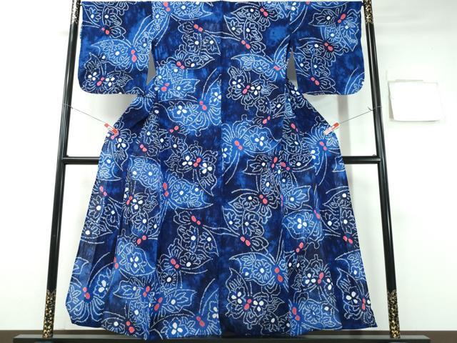 ■■■　サイズ　■■■ 身丈 154cm（肩から） 裄丈 69cm 袖丈 48cm　縫込み 7.5cm 袖幅 34.5cm 前幅 24cm 後幅 31.5cm 着物縫いこみ 内揚げ 0cm 裄 お袖側 約3cm　身頃側 約1.5cm ■■■　商品詳細　■■■ 【綿】 状態は特に目立ったシミ汚れなどもなく大変良い状態です。 人気の高い“有松鳴海絞り”の浴衣でございます。 “鳴海絞り”ならではの表情を生み出す立体感と 淡いぼかしで息を吹き込まれ、 今にも動き出しそうな迫力を放っております。 夏祭りや花火大会、これから増えるイベントに連れ立って、 より夏をお楽しみ下さいませ。 大変上質な逸品になります。 お安く出品致しますので、是非この機会にいかがでしょうか？ ■■■　注意事項　■■■ ■モニター発色の具合により色合いが異なる場合がございます。 ■寸法は多少の誤差が生じる場合がございますのでご了承ください。 ■縫込みの長さが左右非対称の場合は短い部分を記載しております。 左右非対称であってもご返品・お値引き等の保証は出来かねますので、ご了承の上ご購入をお願い致します。 ■シミ等のチェックには注意を払っておりますが、見落としがある場合もございますし、個人の見解も様々ですので神経質な方のご購入はお控えください。 ■箪笥に入っておりました着物や帯なので畳みシワや匂いがあるものもございます。 ■お休みは基本的に土日祝となりますが、その他臨時でお休みする場合がございますのでご了承ください。 ■商品の発送は平日のみの発送となります。 ■夜間と土曜、日曜日はお問い合わせの回答が遅れる場合がございます。 ■当店では、お直し、紋入れ、お手入れ等は承っておりません。 ■生地の状態（ヤケ、経年劣化等）によってはサイズ直しが出来ない場合がございます。 その点もどうかご了承のうえ、ご購入をお願いいたします。 ■弊社で取り扱う商品は一点ものにつき、時期や在庫状況に応じて金額が変更となる場合がございます。 ■検針は行っておりません。予めご了承いただきますようお願いいたします。 ■【洗える着物】と記載のある商品におきましては、商品お届け後に洗濯を行ってしまってからのご返品にはご対応しかねます。 念の為、専門店でのお手入れをお願いいたします。 ■着物のサイズ目安は下記を参考ください↓ ＜女性着物＞　お端折り次第で＋5cm　−1cmが着用可能サイズ 　例）身丈170cmの場合、身長160cm〜175cm ＜男性着物＞　身丈＋約25cm〜27cm程が適応身長 　例）身丈155cmの場合、身長180〜182cm