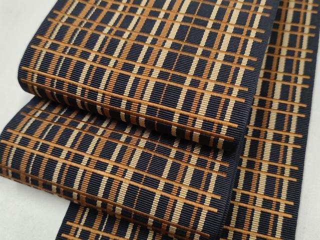■■■　サイズ　■■■ 長さ 380cm 幅 9cm程 ■■■　商品詳細　■■■ 【正絹】 状態は締めてはおりますが 特に目立ったシミ汚れなどもなく大変良い状態です。 大変上質な逸品になります。 お安く出品致しますので、是非この機会にいかがでしょうか？ ※端部分に糸よれがございます。 ■■■　注意事項　■■■ ■モニター発色の具合により色合いが異なる場合がございます。 ■寸法は多少の誤差が生じる場合がございますのでご了承ください。 ■縫込みの長さが左右非対称の場合は短い部分を記載しております。 左右非対称であってもご返品・お値引き等の保証は出来かねますので、ご了承の上ご購入をお願い致します。 ■シミ等のチェックには注意を払っておりますが、見落としがある場合もございますし、個人の見解も様々ですので神経質な方のご購入はお控えください。 ■箪笥に入っておりました着物や帯なので畳みシワや匂いがあるものもございます。 ■お休みは基本的に土日祝となりますが、その他臨時でお休みする場合がございますのでご了承ください。 ■商品の発送は平日のみの発送となります。 ■夜間と土曜、日曜日はお問い合わせの回答が遅れる場合がございます。 ■当店では、お直し、紋入れ、お手入れ等は承っておりません。 ■生地の状態（ヤケ、経年劣化等）によってはサイズ直しが出来ない場合がございます。 その点もどうかご了承のうえ、ご購入をお願いいたします。 ■弊社で取り扱う商品は一点ものにつき、時期や在庫状況に応じて金額が変更となる場合がございます。 ■検針は行っておりません。予めご了承いただきますようお願いいたします。 ■【洗える着物】と記載のある商品におきましては、商品お届け後に洗濯を行ってしまってからのご返品にはご対応しかねます。 念の為、専門店でのお手入れをお願いいたします。 ■写真に写っている物が全てになります。それ以外の付属品はございませんのでご了承ください。 ■状態に関する写真につきましては、掲載可能な写真枚数に限りがあるため、各箇所につき1枚参考画像を掲載しております。 ■着物のサイズ目安は下記を参考ください↓ ＜女性着物＞　お端折り次第で＋5cm　−1cmが着用可能サイズ 　例）身丈170cmの場合、身長160cm〜175cm ＜男性着物＞　身丈＋約25cm〜27cm程が適応身長 　例）身丈155cmの場合、身長180〜182cm
