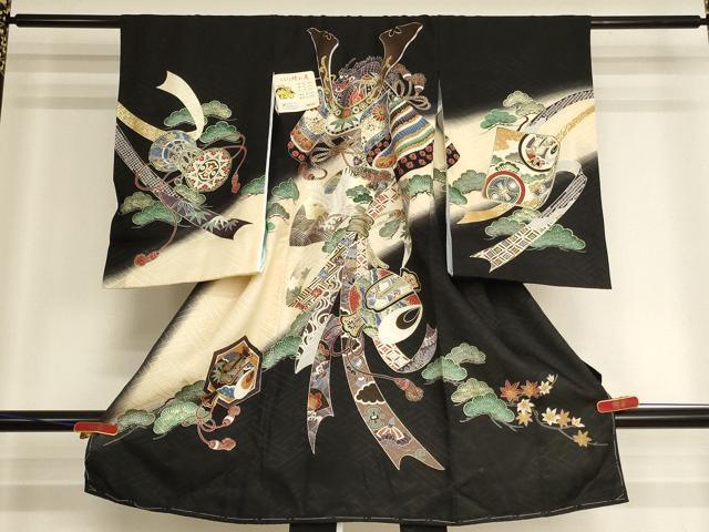 ■■■　サイズ　■■■ 【着物】 身丈 99cm（肩から） 裄丈 46cm 袖丈 56.5cm ■■■　商品詳細　■■■ 産着【正絹・未使用】の状態は接写画像のように表地所々に汚れがございます。 長襦袢【化繊】の状態は接写画像のように紐に汚れがございますがその他特に目立ったシミ汚れなどもなく大変良い状態です。 大変上質な逸品になります。 お安く出品致しますので、是非この機会にいかがでしょうか？ ※長襦袢は着物とセットになっております。 ■■■　注意事項　■■■ ■モニター発色の具合により色合いが異なる場合がございます。 ■寸法は多少の誤差が生じる場合がございますのでご了承ください。 ■縫込みの長さが左右非対称の場合は短い部分を記載しております。 左右非対称であってもご返品・お値引き等の保証は出来かねますので、ご了承の上ご購入をお願い致します。 ■シミ等のチェックには注意を払っておりますが、見落としがある場合もございますし、個人の見解も様々ですので神経質な方のご購入はお控えください。 ■箪笥に入っておりました着物や帯なので畳みシワや匂いがあるものもございます。 ■お休みは基本的に土日祝となりますが、その他臨時でお休みする場合がございますのでご了承ください。 ■商品の発送は平日のみの発送となります。 ■夜間と土曜、日曜日はお問い合わせの回答が遅れる場合がございます。 ■当店では、お直し、紋入れ、お手入れ等は承っておりません。 ■生地の状態（ヤケ、経年劣化等）によってはサイズ直しが出来ない場合がございます。 その点もどうかご了承のうえ、ご購入をお願いいたします。 ■弊社で取り扱う商品は一点ものにつき、時期や在庫状況に応じて金額が変更となる場合がございます。 ■検針は行っておりません。予めご了承いただきますようお願いいたします。 ■【洗える着物】と記載のある商品におきましては、商品お届け後に洗濯を行ってしまってからのご返品にはご対応しかねます。 念の為、専門店でのお手入れをお願いいたします。 ■写真に写っている物が全てになります。それ以外の付属品はございませんのでご了承ください。 ■状態に関する写真につきましては、掲載可能な写真枚数に限りがあるため、各箇所につき1枚参考画像を掲載しております。 ■着物のサイズ目安は下記を参考ください↓ ＜女性着物＞　お端折り次第で＋5cm　−1cmが着用可能サイズ 　例）身丈170cmの場合、身長160cm〜175cm ＜男性着物＞　身丈＋約25cm〜27cm程が適応身長 　例）身丈155cmの場合、身長180〜182cm