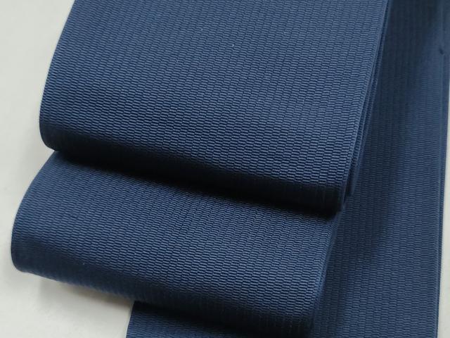 ■■■　サイズ　■■■ 長さ 408cm 幅 9.5cm程 ■■■　商品詳細　■■■ 【正絹】 状態は接写画像のように表地所々にヤケがございます。 本場筑前博多織は、福岡県福岡市博多区やその周辺で生産される絹織物です。 仏具のひとつである独鈷、華皿を基にした幾何学模様が織られています。 江戸時代に筑前藩主だった黒田長政が幕府への献上品にしたことから、博多献上、献上博多とも呼ばれます。 経糸が緯糸を包み込んで、表面には経糸だけ出て、横畝が際立って見える経畝織りという織りになっています。 30～60本の細い経糸を使うため、こしやはりがあり、地合が硬く、光沢感があります。 きちんと締まり、くずれにくい、締めやすい帯といわれています。 大変上質な逸品になりますのでぜひお手入れをされてお召しになられてはいかがでしょうか。 お安く出品致しますので、是非この機会にいかがでしょうか？ ※両側未かがりですが着用には問題ありません。 ■■■　注意事項　■■■ ■モニター発色の具合により色合いが異なる場合がございます。 ■寸法は多少の誤差が生じる場合がございますのでご了承ください。 ■縫込みの長さが左右非対称の場合は短い部分を記載しております。 左右非対称であってもご返品・お値引き等の保証は出来かねますので、ご了承の上ご購入をお願い致します。 ■シミ等のチェックには注意を払っておりますが、見落としがある場合もございますし、個人の見解も様々ですので神経質な方のご購入はお控えください。 ■箪笥に入っておりました着物や帯なので畳みシワや匂いがあるものもございます。 ■お休みは基本的に土日祝となりますが、その他臨時でお休みする場合がございますのでご了承ください。 ■商品の発送は平日のみの発送となります。 ■夜間と土曜、日曜日はお問い合わせの回答が遅れる場合がございます。 ■当店では、お直し、紋入れ、お手入れ等は承っておりません。 ■生地の状態（ヤケ、経年劣化等）によってはサイズ直しが出来ない場合がございます。 その点もどうかご了承のうえ、ご購入をお願いいたします。 ■弊社で取り扱う商品は一点ものにつき、時期や在庫状況に応じて金額が変更となる場合がございます。 ■検針は行っておりません。予めご了承いただきますようお願いいたします。 ■【洗える着物】と記載のある商品におきましては、商品お届け後に洗濯を行ってしまってからのご返品にはご対応しかねます。 念の為、専門店でのお手入れをお願いいたします。 ■写真に写っている物が全てになります。それ以外の付属品はございませんのでご了承ください。 ■状態に関する写真につきましては、掲載可能な写真枚数に限りがあるため、各箇所につき1枚参考画像を掲載しております。 ■着物のサイズ目安は下記を参考ください↓ ＜女性着物＞　お端折り次第で＋5cm　−1cmが着用可能サイズ 　例）身丈170cmの場合、身長160cm〜175cm ＜男性着物＞　身丈＋約25cm〜27cm程が適応身長 　例）身丈155cmの場合、身長180〜182cm