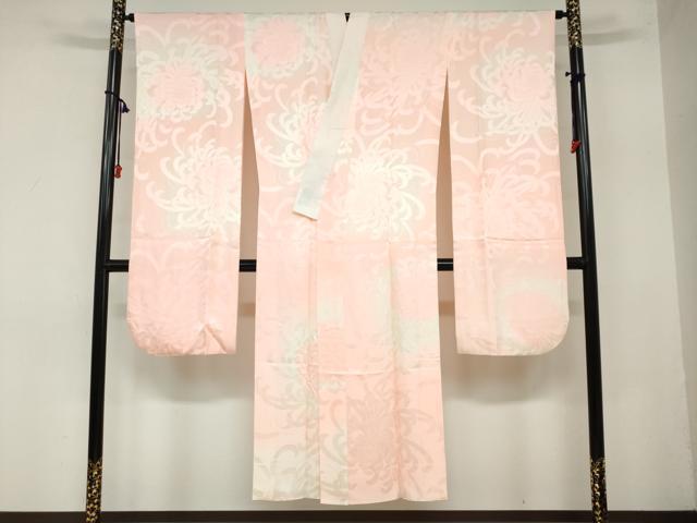 ■■■　サイズ　■■■ 身丈 143.5cm（肩から） 裄丈 66.5cm 袖丈 105cm　縫込み 5cm 袖幅 34cm 前幅 29cm 後幅 30cm 着物縫いこみ 内揚げ 0cm 裄 お袖側 約2cm　身頃側 約1cm ■■■　商品詳細　■■■ 【正絹】 状態は特に目立ったシミ汚れなどもなく大変良い状態です。 大変上質な逸品になります。 お安く出品致しますので、是非この機会にいかがでしょうか？ ■■■　注意事項　■■■ ■モニター発色の具合により色合いが異なる場合がございます。 ■寸法は多少の誤差が生じる場合がございますのでご了承ください。 ■縫込みの長さが左右非対称の場合は短い部分を記載しております。 左右非対称であってもご返品・お値引き等の保証は出来かねますので、ご了承の上ご購入をお願い致します。 ■シミ等のチェックには注意を払っておりますが、見落としがある場合もございますし、個人の見解も様々ですので神経質な方のご購入はお控えください。 ■箪笥に入っておりました着物や帯なので畳みシワや匂いがあるものもございます。 ■お休みは基本的に土日祝となりますが、その他臨時でお休みする場合がございますのでご了承ください。 ■商品の発送は平日のみの発送となります。 ■夜間と土曜、日曜日はお問い合わせの回答が遅れる場合がございます。 ■当店では、お直し、紋入れ、お手入れ等は承っておりません。 ■生地の状態（ヤケ、経年劣化等）によってはサイズ直しが出来ない場合がございます。 その点もどうかご了承のうえ、ご購入をお願いいたします。 ■弊社で取り扱う商品は一点ものにつき、時期や在庫状況に応じて金額が変更となる場合がございます。 ■検針は行っておりません。予めご了承いただきますようお願いいたします。 ■【洗える着物】と記載のある商品におきましては、商品お届け後に洗濯を行ってしまってからのご返品にはご対応しかねます。 念の為、専門店でのお手入れをお願いいたします。 ■着物のサイズ目安は下記を参考ください↓ ＜女性着物＞　お端折り次第で＋5cm　−1cmが着用可能サイズ 　例）身丈170cmの場合、身長160cm〜175cm ＜男性着物＞　身丈＋約25cm〜27cm程が適応身長 　例）身丈155cmの場合、身長180〜182cm