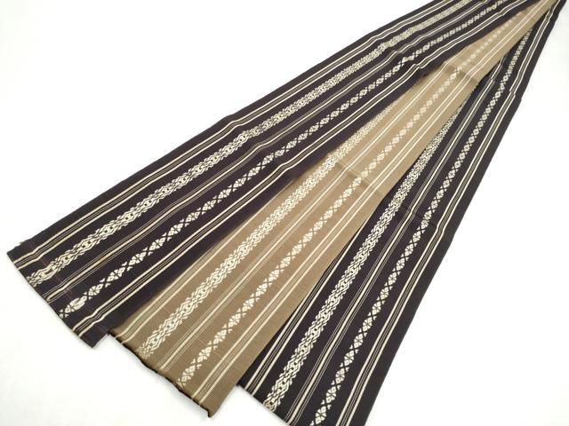 ■■■　サイズ　■■■ 長さ 382cm 幅 8.5cm程 ■■■　商品詳細　■■■ 【正絹】 状態は接写画像のように表地所々に薄い汚れ、裏面にヤケ・汚れがございます。 本場筑前博多織は、福岡県福岡市博多区やその周辺で生産される絹織物です。 仏具のひとつである独鈷、華皿を基にした幾何学模様が織られています。 江戸時代に筑前藩主だった黒田長政が幕府への献上品にしたことから、博多献上、献上博多とも呼ばれます。 経糸が緯糸を包み込んで、表面には経糸だけ出て、横畝が際立って見える経畝織りという織りになっています。 30～60本の細い経糸を使うため、こしやはりがあり、地合が硬く、光沢感があります。 きちんと締まり、くずれにくい、締めやすい帯といわれています。 大変上質な逸品になりますのでぜひお手入れをされてお召しになられてはいかがでしょうか。 お安く出品致しますので、是非この機会にいかがでしょうか？ ※端部分に糸よれ、証紙剥がし跡がございます。 ※両側未かがりですが着用には問題ありません。 ■■■　注意事項　■■■ ■モニター発色の具合により色合いが異なる場合がございます。 ■寸法は多少の誤差が生じる場合がございますのでご了承ください。 ■縫込みの長さが左右非対称の場合は短い部分を記載しております。 左右非対称であってもご返品・お値引き等の保証は出来かねますので、ご了承の上ご購入をお願い致します。 ■シミ等のチェックには注意を払っておりますが、見落としがある場合もございますし、個人の見解も様々ですので神経質な方のご購入はお控えください。 ■箪笥に入っておりました着物や帯なので畳みシワや匂いがあるものもございます。 ■お休みは基本的に土日祝となりますが、その他臨時でお休みする場合がございますのでご了承ください。 ■商品の発送は平日のみの発送となります。 ■夜間と土曜、日曜日はお問い合わせの回答が遅れる場合がございます。 ■当店では、お直し、紋入れ、お手入れ等は承っておりません。 ■生地の状態（ヤケ、経年劣化等）によってはサイズ直しが出来ない場合がございます。 その点もどうかご了承のうえ、ご購入をお願いいたします。 ■弊社で取り扱う商品は一点ものにつき、時期や在庫状況に応じて金額が変更となる場合がございます。 ■検針は行っておりません。予めご了承いただきますようお願いいたします。 ■【洗える着物】と記載のある商品におきましては、商品お届け後に洗濯を行ってしまってからのご返品にはご対応しかねます。 念の為、専門店でのお手入れをお願いいたします。 ■写真に写っている物が全てになります。それ以外の付属品はございませんのでご了承ください。 ■状態に関する写真につきましては、掲載可能な写真枚数に限りがあるため、各箇所につき1枚参考画像を掲載しております。 ■着物のサイズ目安は下記を参考ください↓ ＜女性着物＞　お端折り次第で＋5cm　−1cmが着用可能サイズ 　例）身丈170cmの場合、身長160cm〜175cm ＜男性着物＞　身丈＋約25cm〜27cm程が適応身長 　例）身丈155cmの場合、身長180〜182cm