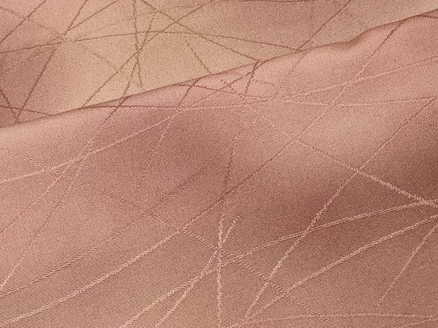 ■■■　サイズ　■■■ 身丈 152cm（肩から） 裄丈 63cm 袖丈 42.5cm　縫込み 4.5cm 袖幅 32.5cm 前幅 25cm 後幅 29.5cm 着物縫いこみ 内揚げ 1cm 裄 お袖側 約3cm　身頃側 約3.5cm ■■■　商品詳細　■■■ 【正絹】 状態は特に目立ったシミ汚れなどもなく大変良い状態です。 大変上質な逸品になります。 お安く出品致しますので、是非この機会にいかがでしょうか？ ■■■　注意事項　■■■ ■モニター発色の具合により色合いが異なる場合がございます。 ■寸法は多少の誤差が生じる場合がございますのでご了承ください。 ■縫込みの長さが左右非対称の場合は短い部分を記載しております。 左右非対称であってもご返品・お値引き等の保証は出来かねますので、ご了承の上ご購入をお願い致します。 ■シミ等のチェックには注意を払っておりますが、見落としがある場合もございますし、個人の見解も様々ですので神経質な方のご購入はお控えください。 ■箪笥に入っておりました着物や帯なので畳みシワや匂いがあるものもございます。 ■お休みは基本的に土日祝となりますが、その他臨時でお休みする場合がございますのでご了承ください。 ■商品の発送は平日のみの発送となります。 ■夜間と土曜、日曜日はお問い合わせの回答が遅れる場合がございます。 ■当店では、お直し、紋入れ、お手入れ等は承っておりません。 ■生地の状態（ヤケ、経年劣化等）によってはサイズ直しが出来ない場合がございます。 その点もどうかご了承のうえ、ご購入をお願いいたします。 ■弊社で取り扱う商品は一点ものにつき、時期や在庫状況に応じて金額が変更となる場合がございます。 ■検針は行っておりません。予めご了承いただきますようお願いいたします。 ■【洗える着物】と記載のある商品におきましては、商品お届け後に洗濯を行ってしまってからのご返品にはご対応しかねます。 念の為、専門店でのお手入れをお願いいたします。 ■着物のサイズ目安は下記を参考ください↓ ＜女性着物＞　お端折り次第で＋5cm　−1cmが着用可能サイズ 　例）身丈170cmの場合、身長160cm〜175cm ＜男性着物＞　身丈＋約25cm〜27cm程が適応身長 　例）身丈155cmの場合、身長180〜182cm