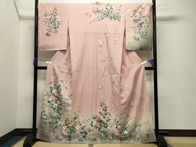 ■■■　サイズ　■■■ 身丈 170cm（肩から） 裄丈 70.5cm 袖丈 57.5cm　縫込み 3.5cm 袖幅 36cm 前幅 24cm 後幅 29.5cm 着物縫いこみ 内揚げ 3cm 裄 お袖側 約1.5cm　身頃側 約1cm ■■■　商品詳細　■■■ 【正絹・未使用】 状態は接写画像のように後身頃に薄い汚れがございますが その他特に目立ったシミ汚れなどもなく大変良い状態です。 大変上質な逸品になります。 お安く出品致しますので、是非この機会にいかがでしょうか？ ■■■　注意事項　■■■ ■モニター発色の具合により色合いが異なる場合がございます。 ■寸法は多少の誤差が生じる場合がございますのでご了承ください。 ■縫込みの長さが左右非対称の場合は短い部分を記載しております。 左右非対称であってもご返品・お値引き等の保証は出来かねますので、ご了承の上ご購入をお願い致します。 ■シミ等のチェックには注意を払っておりますが、見落としがある場合もございますし、個人の見解も様々ですので神経質な方のご購入はお控えください。 ■箪笥に入っておりました着物や帯なので畳みシワや匂いがあるものもございます。 ■お休みは基本的に土日祝となりますが、その他臨時でお休みする場合がございますのでご了承ください。 ■商品の発送は平日のみの発送となります。 ■夜間と土曜、日曜日はお問い合わせの回答が遅れる場合がございます。 ■当店では、お直し、紋入れ、お手入れ等は承っておりません。 ■生地の状態（ヤケ、経年劣化等）によってはサイズ直しが出来ない場合がございます。 その点もどうかご了承のうえ、ご購入をお願いいたします。 ■弊社で取り扱う商品は一点ものにつき、時期や在庫状況に応じて金額が変更となる場合がございます。 ■検針は行っておりません。予めご了承いただきますようお願いいたします。 ■【洗える着物】と記載のある商品におきましては、商品お届け後に洗濯を行ってしまってからのご返品にはご対応しかねます。 念の為、専門店でのお手入れをお願いいたします。 ■着物のサイズ目安は下記を参考ください↓ ＜女性着物＞　お端折り次第で＋5cm　−1cmが着用可能サイズ 　例）身丈170cmの場合、身長160cm〜175cm ＜男性着物＞　身丈＋約25cm〜27cm程が適応身長 　例）身丈155cmの場合、身長180〜182cm
