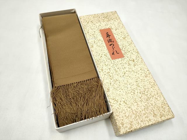 ■■■　サイズ　■■■ 長さ 398cm 幅 9cm程 ■■■　商品詳細　■■■ 【正絹・未使用・未仕立て】 状態は一度も締めておらず 特に目立ったシミ汚れなどもなく大変良い状態です。 爪で糸を1本1本掻きよせて織る爪つづれは 「日に寸、五日に寸、十日に寸」 と伝えられるほどの 月日と高度な技術が必要であり複雑な文様になると 1日にわずか1cmしか 織り進めないものもあります。 そのため極めて生産数も少なく希少価値の高い織物となっています。 元来　生産数の少ないうえに 職人さんの高齢化と後継者不足にともない 高度な技術をもった織師は年々減少している爪織本綴れ。 大変上質な逸品になります。 お安く出品致しますので、是非この機会にいかがでしょうか？ ■■■　注意事項　■■■ ■モニター発色の具合により色合いが異なる場合がございます。 ■寸法は多少の誤差が生じる場合がございますのでご了承ください。 ■縫込みの長さが左右非対称の場合は短い部分を記載しております。 左右非対称であってもご返品・お値引き等の保証は出来かねますので、ご了承の上ご購入をお願い致します。 ■シミ等のチェックには注意を払っておりますが、見落としがある場合もございますし、個人の見解も様々ですので神経質な方のご購入はお控えください。 ■箪笥に入っておりました着物や帯なので畳みシワや匂いがあるものもございます。 ■お休みは基本的に土日祝となりますが、その他臨時でお休みする場合がございますのでご了承ください。 ■商品の発送は平日のみの発送となります。 ■夜間と土曜、日曜日はお問い合わせの回答が遅れる場合がございます。 ■当店では、お直し、紋入れ、お手入れ等は承っておりません。 ■生地の状態（ヤケ、経年劣化等）によってはサイズ直しが出来ない場合がございます。 その点もどうかご了承のうえ、ご購入をお願いいたします。 ■弊社で取り扱う商品は一点ものにつき、時期や在庫状況に応じて金額が変更となる場合がございます。 ■検針は行っておりません。予めご了承いただきますようお願いいたします。 ■【洗える着物】と記載のある商品におきましては、商品お届け後に洗濯を行ってしまってからのご返品にはご対応しかねます。 念の為、専門店でのお手入れをお願いいたします。 ■写真に写っている物が全てになります。それ以外の付属品はございませんのでご了承ください。 ■状態に関する写真につきましては、掲載可能な写真枚数に限りがあるため、各箇所につき1枚参考画像を掲載しております。 ■着物のサイズ目安は下記を参考ください↓ ＜女性着物＞　お端折り次第で＋5cm　−1cmが着用可能サイズ 　例）身丈170cmの場合、身長160cm〜175cm ＜男性着物＞　身丈＋約25cm〜27cm程が適応身長 　例）身丈155cmの場合、身長180〜182cm