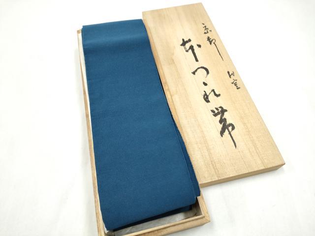 ■■■　サイズ　■■■ 長さ 396cm 幅 9cm程 ■■■　商品詳細　■■■ 【正絹・未仕立て】 状態は接写画像のように表地所々・裏地に薄い汚れがございます。 爪で糸を1本1本掻きよせて織る爪つづれは 「日に寸、五日に寸、十日に寸」 と伝えられるほどの 月日と高度な技術が必要であり複雑な文様になると 1日にわずか1cmしか 織り進めないものもあります。 そのため極めて生産数も少なく希少価値の高い織物となっています。 元来　生産数の少ないうえに 職人さんの高齢化と後継者不足にともない 高度な技術をもった織師は年々減少している爪織本綴れ。 大変上質な逸品になりますのでぜひお手入れをされてお召しになられてはいかがでしょうか。 お安く出品致しますので、是非この機会にいかがでしょうか？ ■■■　注意事項　■■■ ■モニター発色の具合により色合いが異なる場合がございます。 ■寸法は多少の誤差が生じる場合がございますのでご了承ください。 ■縫込みの長さが左右非対称の場合は短い部分を記載しております。 左右非対称であってもご返品・お値引き等の保証は出来かねますので、ご了承の上ご購入をお願い致します。 ■シミ等のチェックには注意を払っておりますが、見落としがある場合もございますし、個人の見解も様々ですので神経質な方のご購入はお控えください。 ■箪笥に入っておりました着物や帯なので畳みシワや匂いがあるものもございます。 ■お休みは基本的に土日祝となりますが、その他臨時でお休みする場合がございますのでご了承ください。 ■商品の発送は平日のみの発送となります。 ■夜間と土曜、日曜日はお問い合わせの回答が遅れる場合がございます。 ■当店では、お直し、紋入れ、お手入れ等は承っておりません。 ■生地の状態（ヤケ、経年劣化等）によってはサイズ直しが出来ない場合がございます。 その点もどうかご了承のうえ、ご購入をお願いいたします。 ■弊社で取り扱う商品は一点ものにつき、時期や在庫状況に応じて金額が変更となる場合がございます。 ■検針は行っておりません。予めご了承いただきますようお願いいたします。 ■【洗える着物】と記載のある商品におきましては、商品お届け後に洗濯を行ってしまってからのご返品にはご対応しかねます。 念の為、専門店でのお手入れをお願いいたします。 ■写真に写っている物が全てになります。それ以外の付属品はございませんのでご了承ください。 ■状態に関する写真につきましては、掲載可能な写真枚数に限りがあるため、各箇所につき1枚参考画像を掲載しております。 ■着物のサイズ目安は下記を参考ください↓ ＜女性着物＞　お端折り次第で＋5cm　−1cmが着用可能サイズ 　例）身丈170cmの場合、身長160cm〜175cm ＜男性着物＞　身丈＋約25cm〜27cm程が適応身長 　例）身丈155cmの場合、身長180〜182cm