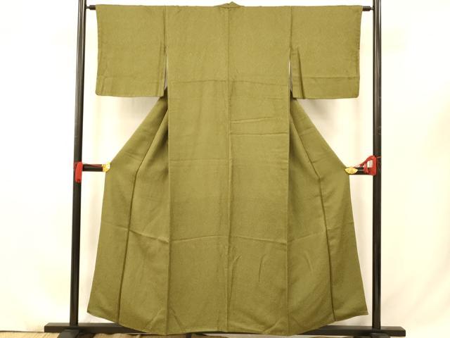 ■■■　サイズ　■■■ 身丈 154cm（肩から） 裄丈 63cm 袖丈 44.5cm　縫込み 8cm 袖幅 33cm 前幅 24cm 後幅 29cm 着物縫いこみ 内揚げ 8cm 裄 お袖側 約2cm　身頃側 約4cm ■■■　商品詳細　■■■ 【正絹・紋なし】 状態は画像を添付しておりますので、そちらをご確認下さいますよう宜しくお願い致します。 大変上質な逸品になります。 お安く出品致しますので、是非この機会にいかがでしょうか？ ■■■　注意事項　■■■ ■モニター発色の具合により色合いが異なる場合がございます。 ■寸法は多少の誤差が生じる場合がございますのでご了承ください。 ■縫込みの長さが左右非対称の場合は短い部分を記載しております。 左右非対称であってもご返品・お値引き等の保証は出来かねますので、ご了承の上ご購入をお願い致します。 ■シミ等のチェックには注意を払っておりますが、見落としがある場合もございますし、個人の見解も様々ですので神経質な方のご購入はお控えください。 ■箪笥に入っておりました着物や帯なので畳みシワや匂いがあるものもございます。 ■お休みは基本的に土日祝となりますが、その他臨時でお休みする場合がございますのでご了承ください。 ■商品の発送は平日のみの発送となります。 ■夜間と土曜、日曜日はお問い合わせの回答が遅れる場合がございます。 ■当店では、お直し、紋入れ、お手入れ等は承っておりません。 ■生地の状態（ヤケ、経年劣化等）によってはサイズ直しが出来ない場合がございます。 その点もどうかご了承のうえ、ご購入をお願いいたします。 ■弊社で取り扱う商品は一点ものにつき、時期や在庫状況に応じて金額が変更となる場合がございます。 ■検針は行っておりません。予めご了承いただきますようお願いいたします。 ■【洗える着物】と記載のある商品におきましては、商品お届け後に洗濯を行ってしまってからのご返品にはご対応しかねます。 念の為、専門店でのお手入れをお願いいたします。 ■着物のサイズ目安は下記を参考ください↓ ＜女性着物＞　お端折り次第で＋5cm　−1cmが着用可能サイズ 　例）身丈170cmの場合、身長160cm〜175cm ＜男性着物＞　身丈＋約25cm〜27cm程が適応身長 　例）身丈155cmの場合、身長180〜182cm