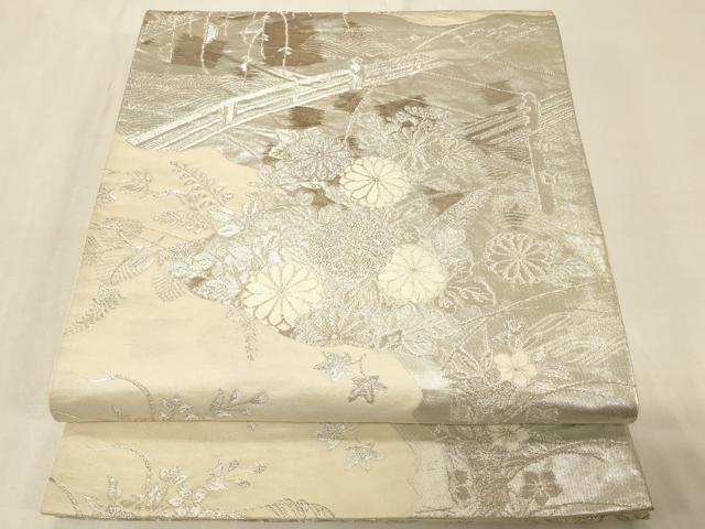 ■■■　サイズ　■■■ 長さ 414cm 幅 30.5cm程 ■■■　商品詳細　■■■ 【正絹・芯なし】 詳細に関しましては、画像をご確認ください。 大変上質な逸品になります。 お安く出品致しますので、是非この機会にいかがでしょうか？ ■■■　注意事項　■■■ ■モニター発色の具合により色合いが異なる場合がございます。 ■寸法は多少の誤差が生じる場合がございますのでご了承ください。 ■縫込みの長さが左右非対称の場合は短い部分を記載しております。 左右非対称であってもご返品・お値引き等の保証は出来かねますので、ご了承の上ご購入をお願い致します。 ■シミ等のチェックには注意を払っておりますが、見落としがある場合もございますし、個人の見解も様々ですので神経質な方のご購入はお控えください。 ■箪笥に入っておりました着物や帯なので畳みシワや匂いがあるものもございます。 ■お休みは基本的に土日祝となりますが、その他臨時でお休みする場合がございますのでご了承ください。 ■商品の発送は平日のみの発送となります。 ■夜間と土曜、日曜日はお問い合わせの回答が遅れる場合がございます。 ■当店では、お直し、紋入れ、お手入れ等は承っておりません。 ■生地の状態（ヤケ、経年劣化等）によってはサイズ直しが出来ない場合がございます。 その点もどうかご了承のうえ、ご購入をお願いいたします。 ■弊社で取り扱う商品は一点ものにつき、時期や在庫状況に応じて金額が変更となる場合がございます。 ■検針は行っておりません。予めご了承いただきますようお願いいたします。 ■【洗える着物】と記載のある商品におきましては、商品お届け後に洗濯を行ってしまってからのご返品にはご対応しかねます。 念の為、専門店でのお手入れをお願いいたします。 ■着物のサイズ目安は下記を参考ください↓ ＜女性着物＞　お端折り次第で＋5cm　−1cmが着用可能サイズ 　例）身丈170cmの場合、身長160cm〜175cm ＜男性着物＞　身丈＋約25cm〜27cm程が適応身長 　例）身丈155cmの場合、身長180〜182cm