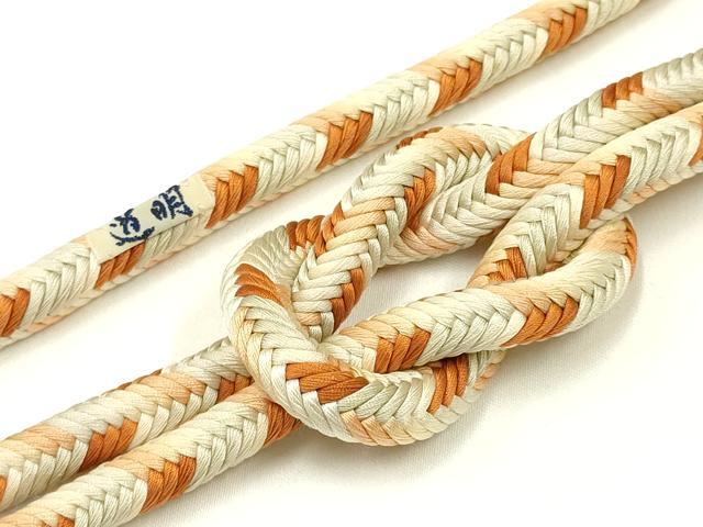 ■■■　サイズ　■■■ 長さ　約162.5cm（房を除く） ■■■　商品詳細　■■■ 【正絹】 状態は特に目立ったシミ汚れなどもなく大変良い状態です。 大変上質な逸品になります。 お安く出品致しますので、是非この機会にいかがでしょうか？ ■■■　注意事項　■■■ ■モニター発色の具合により色合いが異なる場合がございます。 ■寸法は多少の誤差が生じる場合がございますのでご了承ください。 ■縫込みの長さが左右非対称の場合は短い部分を記載しております。 左右非対称であってもご返品・お値引き等の保証は出来かねますので、ご了承の上ご購入をお願い致します。 ■シミ等のチェックには注意を払っておりますが、見落としがある場合もございますし、個人の見解も様々ですので神経質な方のご購入はお控えください。 ■箪笥に入っておりました着物や帯なので畳みシワや匂いがあるものもございます。 ■お休みは基本的に土日祝となりますが、その他臨時でお休みする場合がございますのでご了承ください。 ■商品の発送は平日のみの発送となります。 ■夜間と土曜、日曜日はお問い合わせの回答が遅れる場合がございます。 ■当店では、お直し、紋入れ、お手入れ等は承っておりません。 ■生地の状態（ヤケ、経年劣化等）によってはサイズ直しが出来ない場合がございます。 その点もどうかご了承のうえ、ご購入をお願いいたします。 ■弊社で取り扱う商品は一点ものにつき、時期や在庫状況に応じて金額が変更となる場合がございます。 ■検針は行っておりません。予めご了承いただきますようお願いいたします。 ■【洗える着物】と記載のある商品におきましては、商品お届け後に洗濯を行ってしまってからのご返品にはご対応しかねます。 念の為、専門店でのお手入れをお願いいたします。 ■着物のサイズ目安は下記を参考ください↓ ＜女性着物＞　お端折り次第で＋5cm　−1cmが着用可能サイズ 　例）身丈170cmの場合、身長160cm〜175cm ＜男性着物＞　身丈＋約25cm〜27cm程が適応身長 　例）身丈155cmの場合、身長180〜182cm