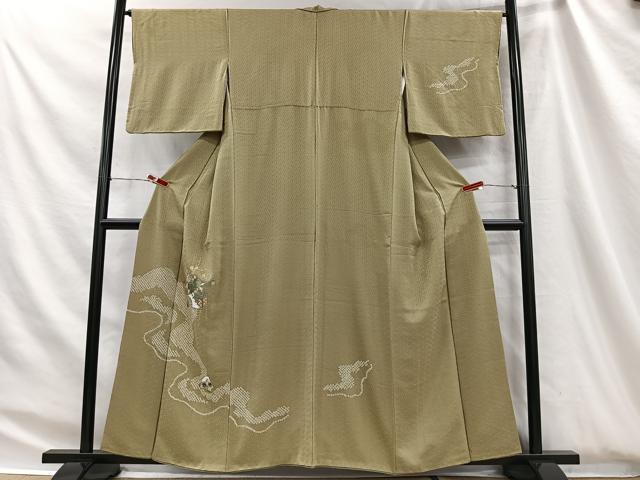 ■■■　サイズ　■■■ 身丈 155cm（肩から） 裄丈 65cm 袖丈 47cm　縫込み 5cm 袖幅 33.5cm 前幅 24cm 後幅 29.5cm 着物縫いこみ 内揚げ 4cm 裄 お袖側 約1.5cm　身頃側 約3cm ■■■　商品詳細　■■■ 【正絹】 状態は画像を添付しておりますので、そちらをご確認下さいますよう宜しくお願い致します。 大変上質な逸品になります。 お安く出品致しますので、是非この機会にいかがでしょうか？ ■■■　注意事項　■■■ ■モニター発色の具合により色合いが異なる場合がございます。 ■寸法は多少の誤差が生じる場合がございますのでご了承ください。 ■縫込みの長さが左右非対称の場合は短い部分を記載しております。 左右非対称であってもご返品・お値引き等の保証は出来かねますので、ご了承の上ご購入をお願い致します。 ■シミ等のチェックには注意を払っておりますが、見落としがある場合もございますし、個人の見解も様々ですので神経質な方のご購入はお控えください。 ■箪笥に入っておりました着物や帯なので畳みシワや匂いがあるものもございます。 ■お休みは基本的に土日祝となりますが、その他臨時でお休みする場合がございますのでご了承ください。 ■商品の発送は平日のみの発送となります。 ■夜間と土曜、日曜日はお問い合わせの回答が遅れる場合がございます。 ■当店では、お直し、紋入れ、お手入れ等は承っておりません。 ■生地の状態（ヤケ、経年劣化等）によってはサイズ直しが出来ない場合がございます。 その点もどうかご了承のうえ、ご購入をお願いいたします。 ■弊社で取り扱う商品は一点ものにつき、時期や在庫状況に応じて金額が変更となる場合がございます。 ■検針は行っておりません。予めご了承いただきますようお願いいたします。 ■【洗える着物】と記載のある商品におきましては、商品お届け後に洗濯を行ってしまってからのご返品にはご対応しかねます。 念の為、専門店でのお手入れをお願いいたします。 ■写真に写っている物が全てになります。それ以外の付属品はございませんのでご了承ください。 ■状態に関する写真につきましては、掲載可能な写真枚数に限りがあるため、各箇所につき1枚参考画像を掲載しております。 ■着物のサイズ目安は下記を参考ください↓ ＜女性着物＞　お端折り次第で＋5cm　－1cmが着用可能サイズ 　例）身丈170cmの場合、身長160cm～175cm ＜男性着物＞　身丈＋約25cm～27cm程が適応身長 　例）身丈155cmの場合、身長180～182cm
