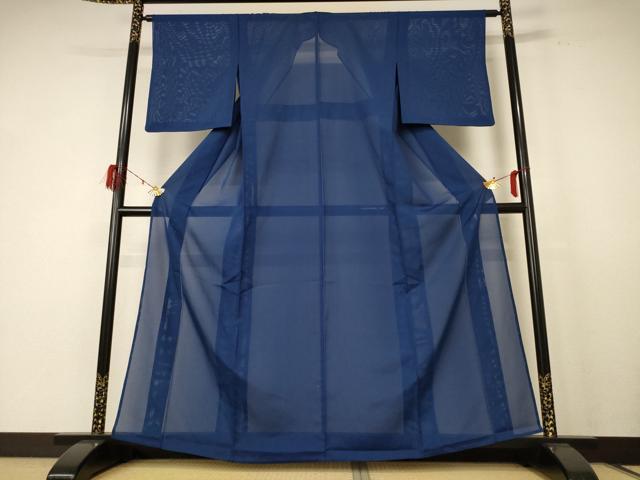 ■■■　サイズ　■■■ 身丈 160.5cm（肩から） 裄丈 63cm 袖丈 49cm　縫込み 4.5cm 袖幅 32cm 前幅 23cm 後幅 29cm 着物縫いこみ 内揚げ 4cm 裄 お袖側 約4cm　身頃側 約3.5cm ■■■　商品詳細　■■■ 【化繊・紋なし】 状態は接写画像のように衿山に薄い汚れがございますが その他特に目立ったシミ汚れなどもなく大変良い状態です。 お安く出品致しますので、是非この機会にいかがでしょうか？※ご自身で洗濯された場合の保証はできかねます。 専門店にご相談ください。 ■■■　注意事項　■■■ ■モニター発色の具合により色合いが異なる場合がございます。 ■寸法は多少の誤差が生じる場合がございますのでご了承ください。 ■縫込みの長さが左右非対称の場合は短い部分を記載しております。 左右非対称であってもご返品・お値引き等の保証は出来かねますので、ご了承の上ご購入をお願い致します。 ■シミ等のチェックには注意を払っておりますが、見落としがある場合もございますし、個人の見解も様々ですので神経質な方のご購入はお控えください。 ■箪笥に入っておりました着物や帯なので畳みシワや匂いがあるものもございます。 ■お休みは基本的に土日祝となりますが、その他臨時でお休みする場合がございますのでご了承ください。 ■商品の発送は平日のみの発送となります。 ■夜間と土曜、日曜日はお問い合わせの回答が遅れる場合がございます。 ■当店では、お直し、紋入れ、お手入れ等は承っておりません。 ■生地の状態（ヤケ、経年劣化等）によってはサイズ直しが出来ない場合がございます。 その点もどうかご了承のうえ、ご購入をお願いいたします。 ■弊社で取り扱う商品は一点ものにつき、時期や在庫状況に応じて金額が変更となる場合がございます。 ■検針は行っておりません。予めご了承いただきますようお願いいたします。 ■【洗える着物】と記載のある商品におきましては、商品お届け後に洗濯を行ってしまってからのご返品にはご対応しかねます。 念の為、専門店でのお手入れをお願いいたします。 ■着物のサイズ目安は下記を参考ください↓ ＜女性着物＞　お端折り次第で＋5cm　−1cmが着用可能サイズ 　例）身丈170cmの場合、身長160cm〜175cm ＜男性着物＞　身丈＋約25cm〜27cm程が適応身長 　例）身丈155cmの場合、身長180〜182cm