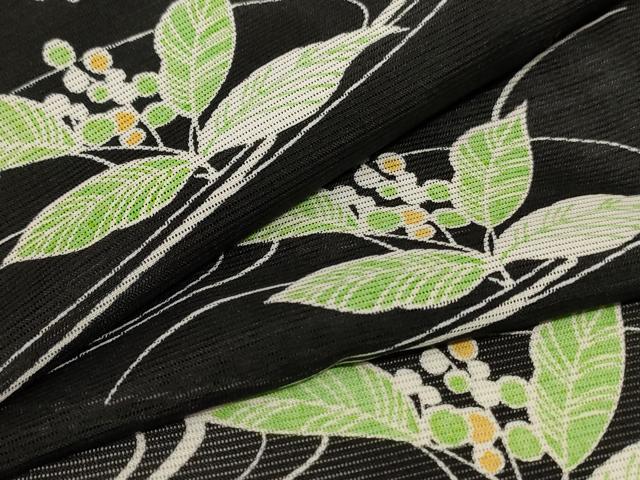 ■■■　サイズ　■■■ 身丈 156.5cm（肩から） 裄丈 63cm 袖丈 48cm　縫込み 3cm 袖幅 33cm 前幅 25cm 後幅 28.5cm 着物縫いこみ 内揚げ 2.5cm 裄 お袖側 約1.5cm　身頃側 約2.5cm ■■■　商品詳細　■■■ 【化繊】 状態は接写画像のように衿山に薄い汚れがございますが その他特に目立ったシミ汚れなどもなく大変良い状態です。 お安く出品致しますので、是非この機会にいかがでしょうか？※ご自身で洗濯された場合の保証はできかねます。 専門店にご相談ください。 ■■■　注意事項　■■■ ■モニター発色の具合により色合いが異なる場合がございます。 ■寸法は多少の誤差が生じる場合がございますのでご了承ください。 ■縫込みの長さが左右非対称の場合は短い部分を記載しております。 左右非対称であってもご返品・お値引き等の保証は出来かねますので、ご了承の上ご購入をお願い致します。 ■シミ等のチェックには注意を払っておりますが、見落としがある場合もございますし、個人の見解も様々ですので神経質な方のご購入はお控えください。 ■箪笥に入っておりました着物や帯なので畳みシワや匂いがあるものもございます。 ■お休みは基本的に土日祝となりますが、その他臨時でお休みする場合がございますのでご了承ください。 ■商品の発送は平日のみの発送となります。 ■夜間と土曜、日曜日はお問い合わせの回答が遅れる場合がございます。 ■当店では、お直し、紋入れ、お手入れ等は承っておりません。 ■生地の状態（ヤケ、経年劣化等）によってはサイズ直しが出来ない場合がございます。 その点もどうかご了承のうえ、ご購入をお願いいたします。 ■弊社で取り扱う商品は一点ものにつき、時期や在庫状況に応じて金額が変更となる場合がございます。 ■検針は行っておりません。予めご了承いただきますようお願いいたします。 ■【洗える着物】と記載のある商品におきましては、商品お届け後に洗濯を行ってしまってからのご返品にはご対応しかねます。 念の為、専門店でのお手入れをお願いいたします。 ■着物のサイズ目安は下記を参考ください↓ ＜女性着物＞　お端折り次第で＋5cm　−1cmが着用可能サイズ 　例）身丈170cmの場合、身長160cm〜175cm ＜男性着物＞　身丈＋約25cm〜27cm程が適応身長 　例）身丈155cmの場合、身長180〜182cm