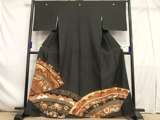 ■■■　サイズ　■■■ 身丈 165cm（肩から） 裄丈 66cm 袖丈 48cm　縫込み 6cm 袖幅 34cm 前幅 24.5cm 後幅 30cm 着物縫いこみ 内揚げ 4cm 裄 お袖側 約2cm　身頃側 約3cm ■■■　商品詳細　■■■ 【正絹・五つ紋・比翼仕立て】 状態は画像を添付しておりますので、そちらをご確認下さいますよう宜しくお願い致します。 大変上質な逸品になります。 お安く出品致しますので、是非この機会にいかがでしょうか？ ■■■　注意事項　■■■ ■モニター発色の具合により色合いが異なる場合がございます。 ■寸法は多少の誤差が生じる場合がございますのでご了承ください。 ■縫込みの長さが左右非対称の場合は短い部分を記載しております。 左右非対称であってもご返品・お値引き等の保証は出来かねますので、ご了承の上ご購入をお願い致します。 ■シミ等のチェックには注意を払っておりますが、見落としがある場合もございますし、個人の見解も様々ですので神経質な方のご購入はお控えください。 ■箪笥に入っておりました着物や帯なので畳みシワや匂いがあるものもございます。 ■お休みは基本的に土日祝となりますが、その他臨時でお休みする場合がございますのでご了承ください。 ■商品の発送は平日のみの発送となります。 ■夜間と土曜、日曜日はお問い合わせの回答が遅れる場合がございます。 ■当店では、お直し、紋入れ、お手入れ等は承っておりません。 ■生地の状態（ヤケ、経年劣化等）によってはサイズ直しが出来ない場合がございます。 その点もどうかご了承のうえ、ご購入をお願いいたします。 ■弊社で取り扱う商品は一点ものにつき、時期や在庫状況に応じて金額が変更となる場合がございます。 ■検針は行っておりません。予めご了承いただきますようお願いいたします。 ■【洗える着物】と記載のある商品におきましては、商品お届け後に洗濯を行ってしまってからのご返品にはご対応しかねます。 念の為、専門店でのお手入れをお願いいたします。 ■着物のサイズ目安は下記を参考ください↓ ＜女性着物＞　お端折り次第で＋5cm　−1cmが着用可能サイズ 　例）身丈170cmの場合、身長160cm〜175cm ＜男性着物＞　身丈＋約25cm〜27cm程が適応身長 　例）身丈155cmの場合、身長180〜182cm