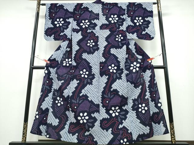 ■■■　サイズ　■■■ 身丈 155cm（肩から） 裄丈 64.5cm 袖丈 48.5cm　縫込み 3cm 袖幅 33.5cm 前幅 23.5cm 後幅 31cm 着物縫いこみ 内揚げ 0cm 裄 お袖側 約2cm　身頃側 約2cm ■■■　商品詳細　■■■ 【綿】 状態は特に目立ったシミ汚れなどもなく大変良い状態です。 人気の高い“有松鳴海絞り”の浴衣でございます。 “鳴海絞り”ならではの表情を生み出す立体感と 淡いぼかしで息を吹き込まれ、 今にも動き出しそうな迫力を放っております。 夏祭りや花火大会、これから増えるイベントに連れ立って、 より夏をお楽しみ下さいませ。 大変上質な逸品になります。 お安く出品致しますので、是非この機会にいかがでしょうか？ ■■■　注意事項　■■■ ■モニター発色の具合により色合いが異なる場合がございます。 ■寸法は多少の誤差が生じる場合がございますのでご了承ください。 ■縫込みの長さが左右非対称の場合は短い部分を記載しております。 左右非対称であってもご返品・お値引き等の保証は出来かねますので、ご了承の上ご購入をお願い致します。 ■シミ等のチェックには注意を払っておりますが、見落としがある場合もございますし、個人の見解も様々ですので神経質な方のご購入はお控えください。 ■箪笥に入っておりました着物や帯なので畳みシワや匂いがあるものもございます。 ■お休みは基本的に土日祝となりますが、その他臨時でお休みする場合がございますのでご了承ください。 ■商品の発送は平日のみの発送となります。 ■夜間と土曜、日曜日はお問い合わせの回答が遅れる場合がございます。 ■当店では、お直し、紋入れ、お手入れ等は承っておりません。 ■生地の状態（ヤケ、経年劣化等）によってはサイズ直しが出来ない場合がございます。 その点もどうかご了承のうえ、ご購入をお願いいたします。 ■弊社で取り扱う商品は一点ものにつき、時期や在庫状況に応じて金額が変更となる場合がございます。 ■検針は行っておりません。予めご了承いただきますようお願いいたします。 ■【洗える着物】と記載のある商品におきましては、商品お届け後に洗濯を行ってしまってからのご返品にはご対応しかねます。 念の為、専門店でのお手入れをお願いいたします。 ■着物のサイズ目安は下記を参考ください↓ ＜女性着物＞　お端折り次第で＋5cm　−1cmが着用可能サイズ 　例）身丈170cmの場合、身長160cm〜175cm ＜男性着物＞　身丈＋約25cm〜27cm程が適応身長 　例）身丈155cmの場合、身長180〜182cm