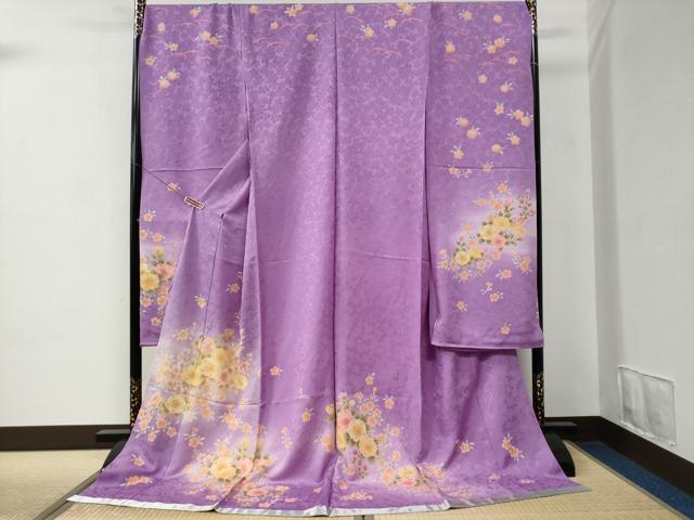 ■■■　サイズ　■■■ 反幅　37cm　　　八掛付き ※ご自身でお好みのサイズに仕立ててお召になっていただけます。 ■■■　商品詳細　■■■ 【正絹・未使用】 状態は接写画像のように両袖に糸解けがございますがその他特に目立ったシミ汚れなどもなく大変良い状態です。 大変上質な逸品になります。 お安く出品致しますので、是非この機会にいかがでしょうか？ ■■■　注意事項　■■■ ■モニター発色の具合により色合いが異なる場合がございます。 ■寸法は多少の誤差が生じる場合がございますのでご了承ください。 ■縫込みの長さが左右非対称の場合は短い部分を記載しております。 左右非対称であってもご返品・お値引き等の保証は出来かねますので、ご了承の上ご購入をお願い致します。 ■シミ等のチェックには注意を払っておりますが、見落としがある場合もございますし、個人の見解も様々ですので神経質な方のご購入はお控えください。 ■箪笥に入っておりました着物や帯なので畳みシワや匂いがあるものもございます。 ■お休みは基本的に土日祝となりますが、その他臨時でお休みする場合がございますのでご了承ください。 ■商品の発送は平日のみの発送となります。 ■夜間と土曜、日曜日はお問い合わせの回答が遅れる場合がございます。 ■当店では、お直し、紋入れ、お手入れ等は承っておりません。 ■生地の状態（ヤケ、経年劣化等）によってはサイズ直しが出来ない場合がございます。 その点もどうかご了承のうえ、ご購入をお願いいたします。 ■弊社で取り扱う商品は一点ものにつき、時期や在庫状況に応じて金額が変更となる場合がございます。 ■検針は行っておりません。予めご了承いただきますようお願いいたします。 ■【洗える着物】と記載のある商品におきましては、商品お届け後に洗濯を行ってしまってからのご返品にはご対応しかねます。 念の為、専門店でのお手入れをお願いいたします。 ■着物のサイズ目安は下記を参考ください↓ ＜女性着物＞　お端折り次第で＋5cm　−1cmが着用可能サイズ 　例）身丈170cmの場合、身長160cm〜175cm ＜男性着物＞　身丈＋約25cm〜27cm程が適応身長 　例）身丈155cmの場合、身長180〜182cm